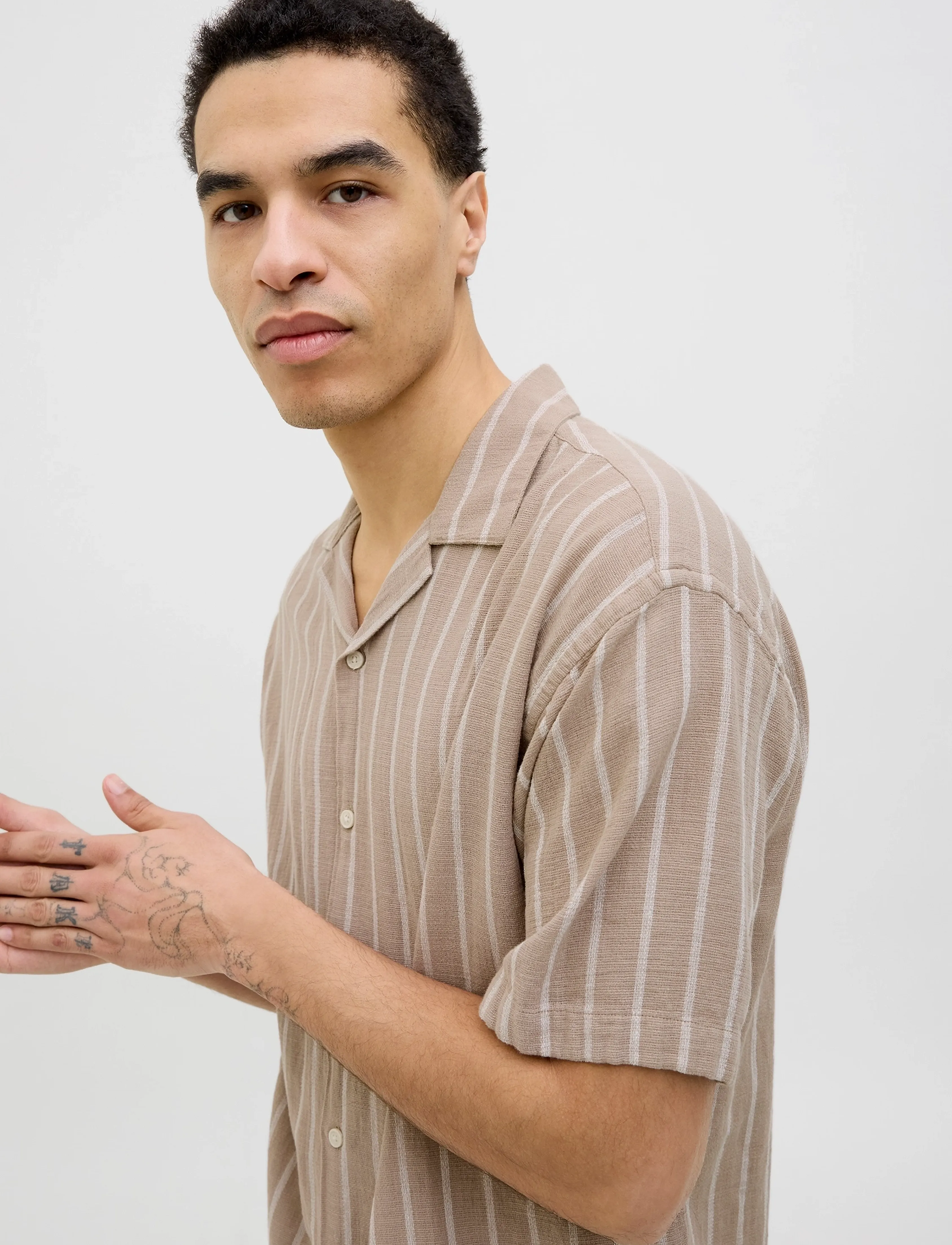 Jack & Jones - JJEENZO STRIPE RESORT SHIRT SS SN - marškiniai trumpomis rankovėmis - crockery - 4
