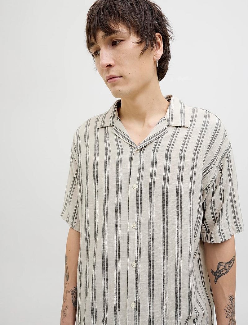 Jack & Jones - JJEENZO STRIPE RESORT SHIRT SS SN - lühikeste varrukatega särgid - moonbeam - 2