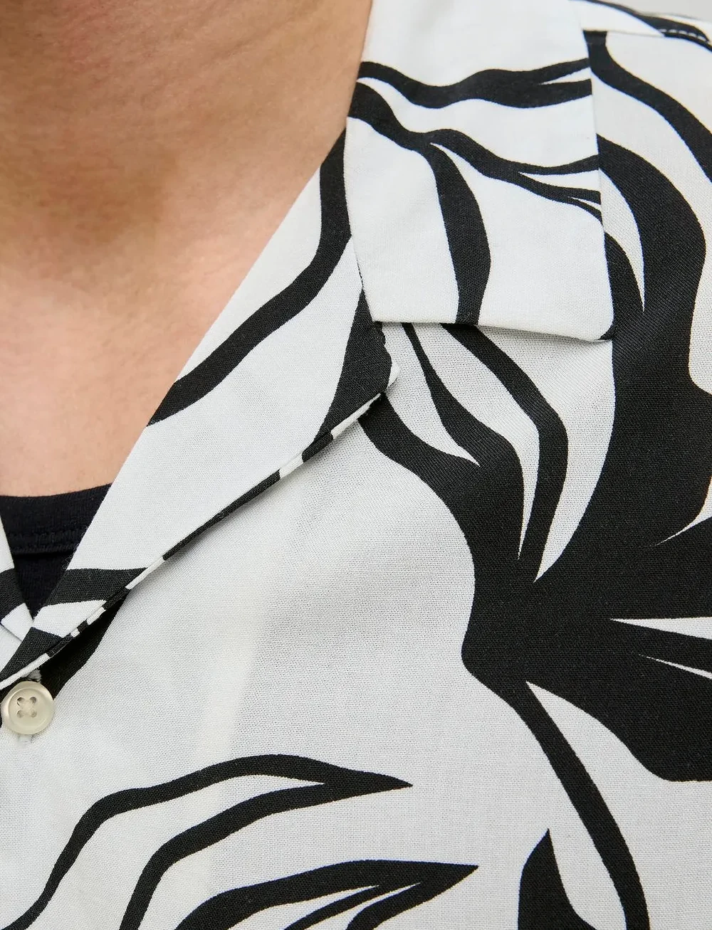 Jack & Jones - JJJEFF MONOCHROME RESORT SHIRT SS - kortärmade skjortor - black - 0
