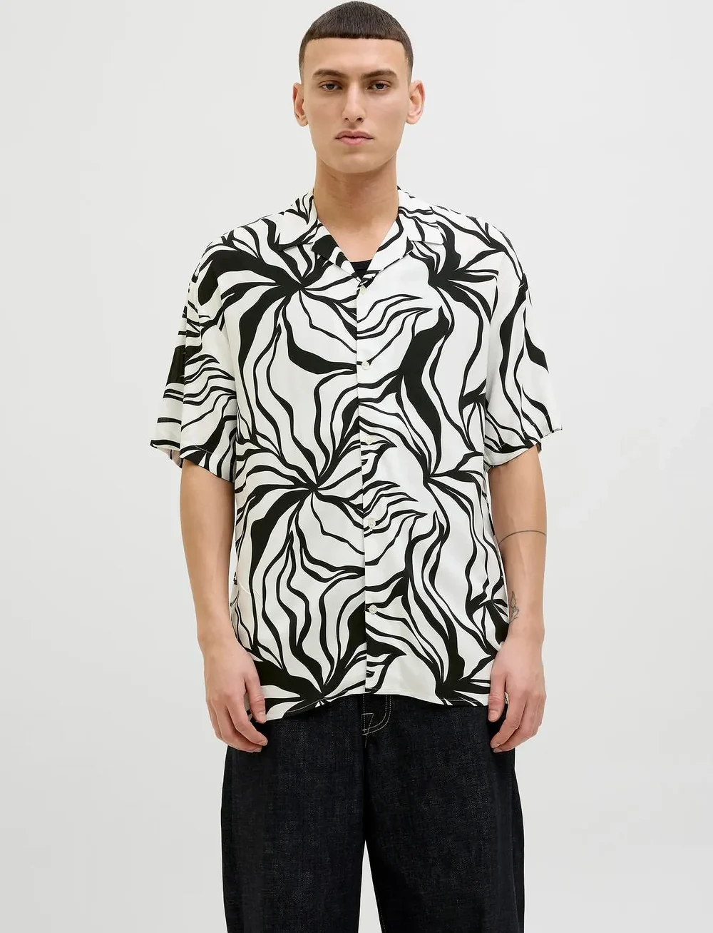 Jack & Jones - JJJEFF MONOCHROME RESORT SHIRT SS - kortärmade skjortor - black - 2