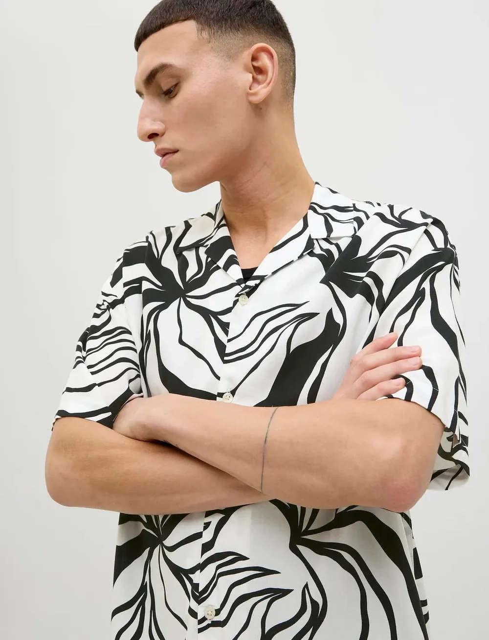 Jack & Jones - JJJEFF MONOCHROME RESORT SHIRT SS - kortärmade skjortor - black - 4