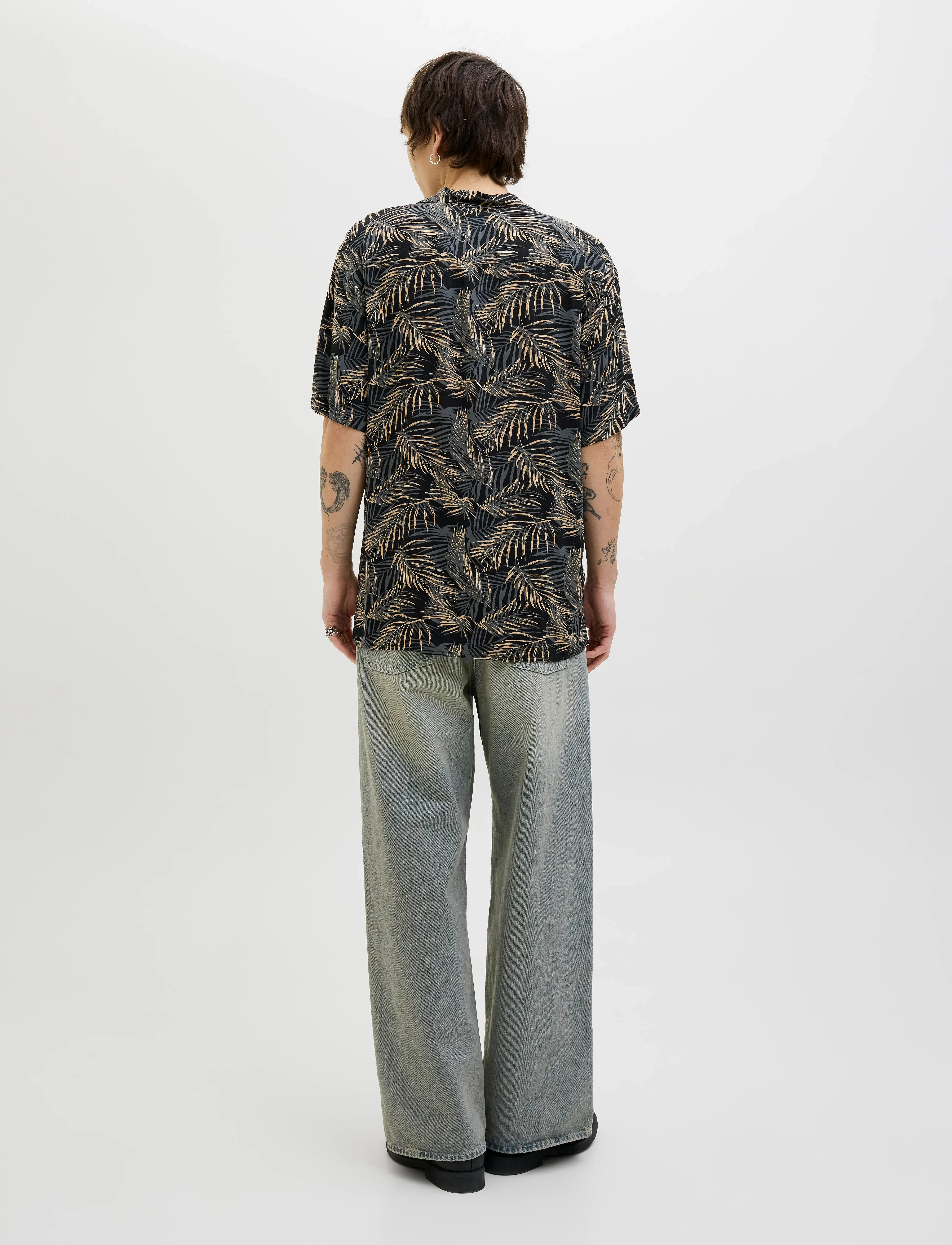Jack & Jones - JJEJEFF TROPICAL AOP RESORT SHIRT SS SN - kortærmede skjorter - black - 2