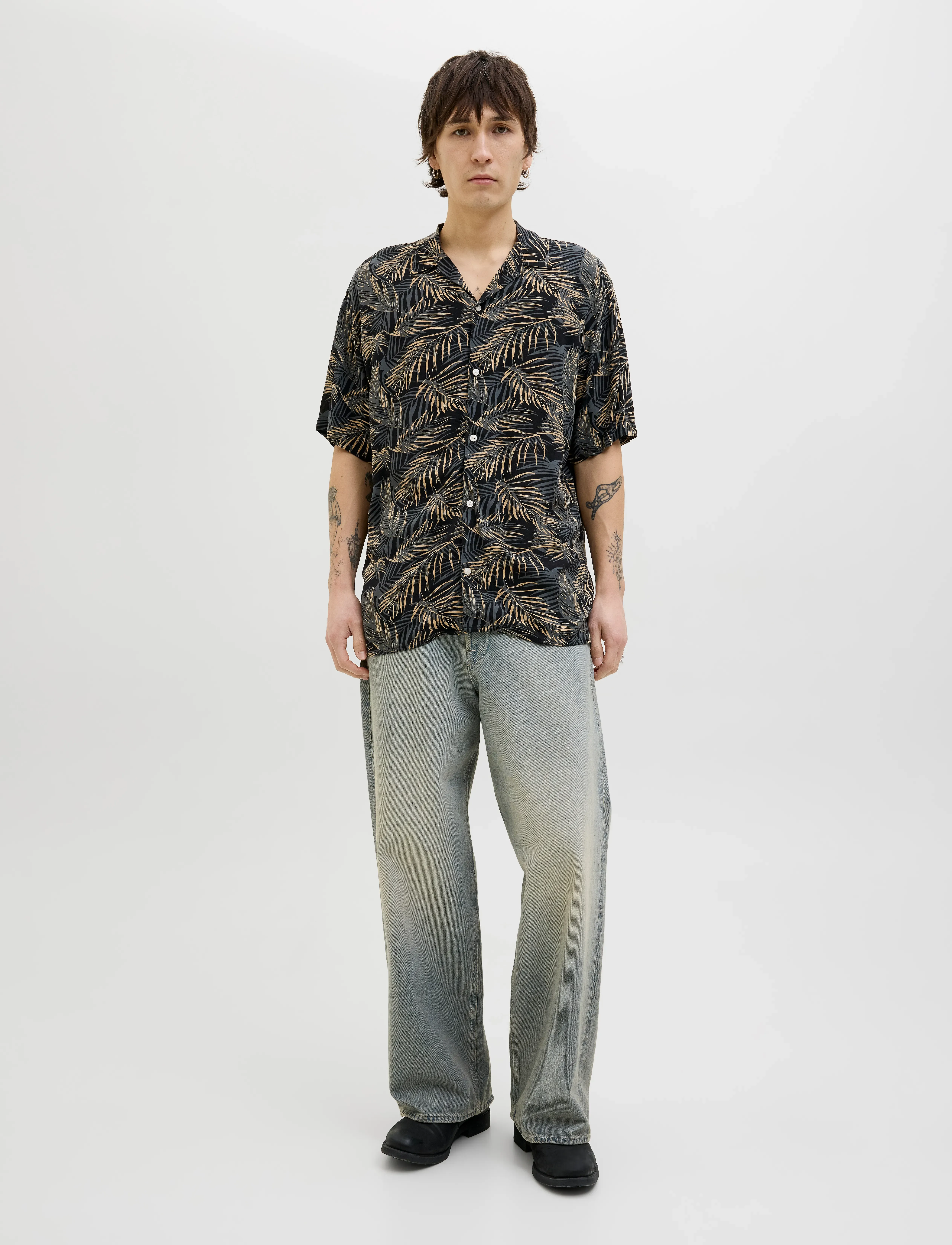 Jack & Jones - JJEJEFF TROPICAL AOP RESORT SHIRT SS SN - kortærmede skjorter - black - 4