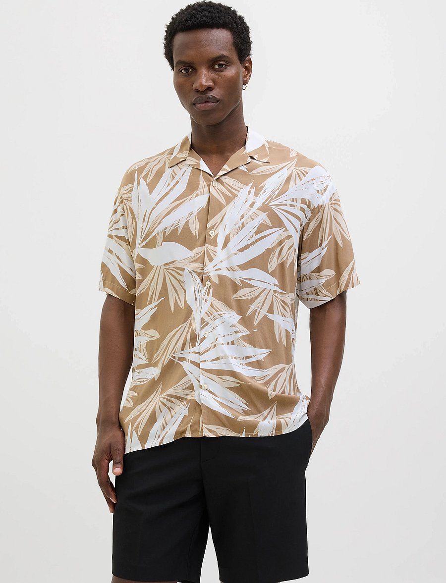 Jack & Jones - JJEJEFF TROPICAL AOP RESORT SHIRT SS SN - kurzarmhemden - coriander - 0