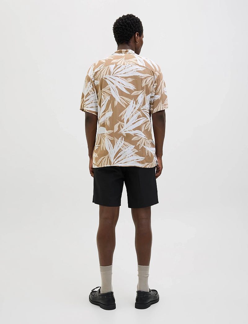 Jack & Jones - JJEJEFF TROPICAL AOP RESORT SHIRT SS SN - lühikeste varrukatega särgid - coriander - 2