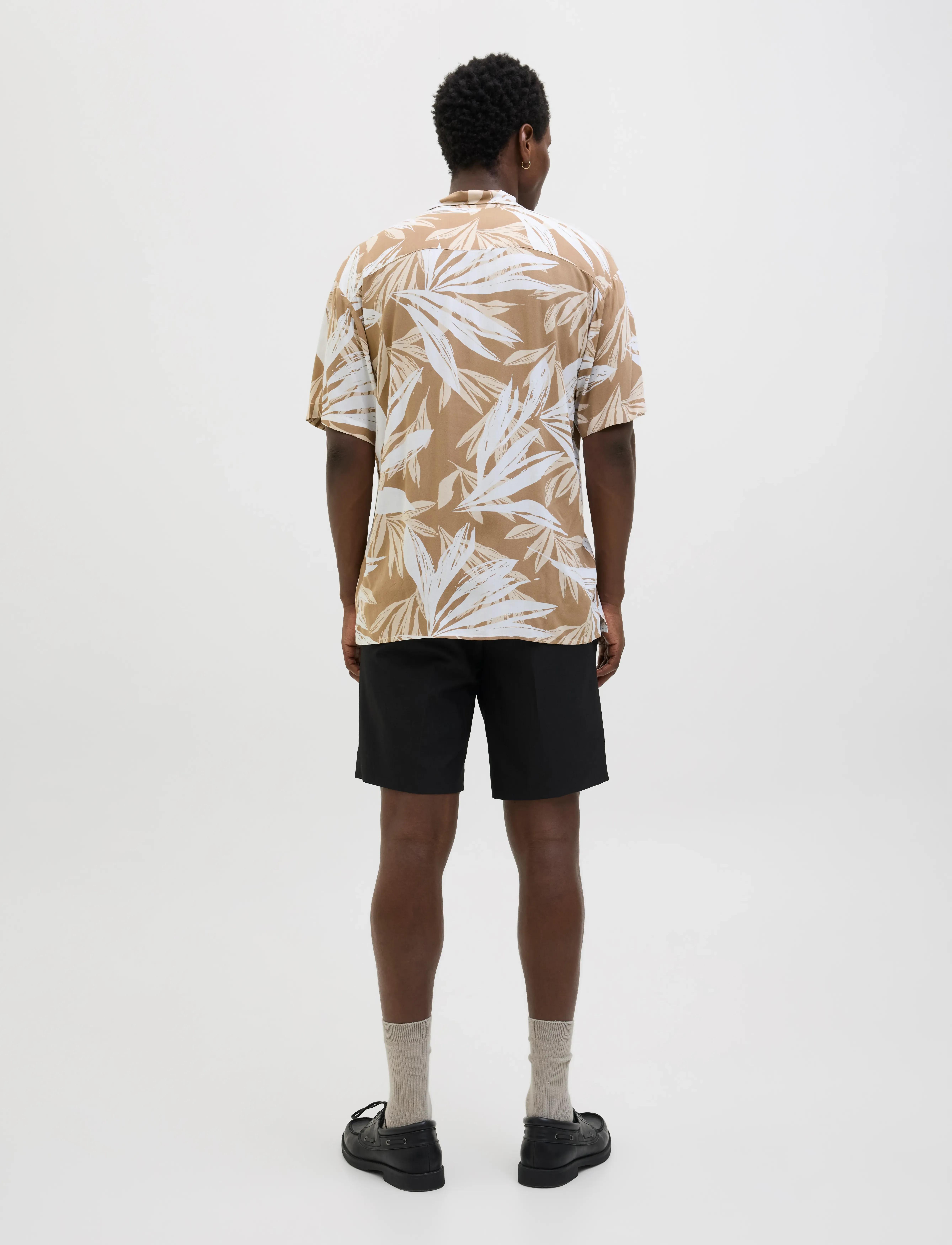 Jack & Jones - JJEJEFF TROPICAL AOP RESORT SHIRT SS SN - kurzarmhemden - coriander - 2