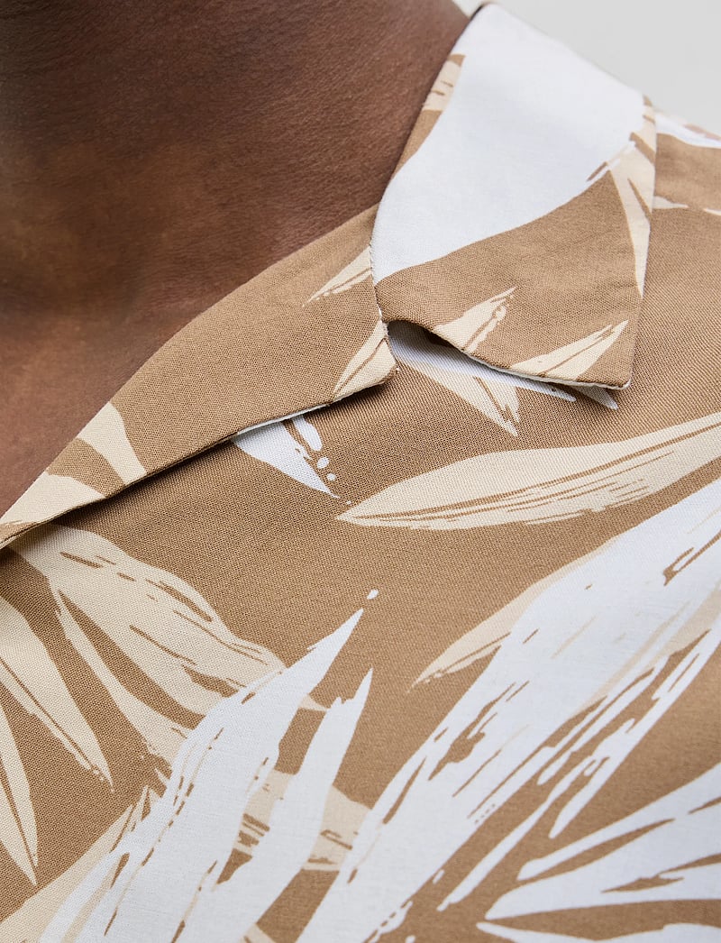 Jack & Jones - JJEJEFF TROPICAL AOP RESORT SHIRT SS SN - lühikeste varrukatega särgid - coriander - 3