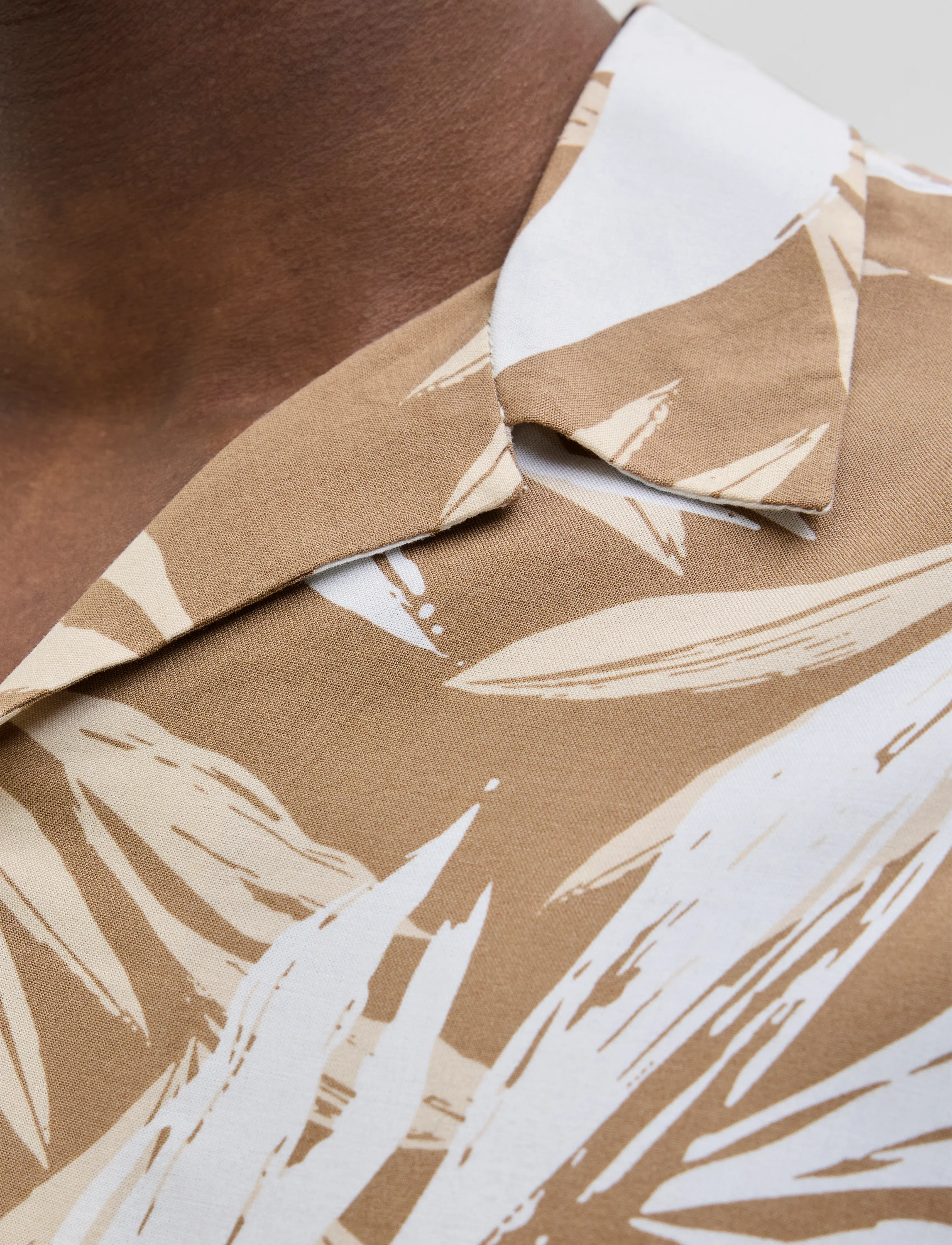 Jack & Jones - JJEJEFF TROPICAL AOP RESORT SHIRT SS SN - kurzarmhemden - coriander - 3