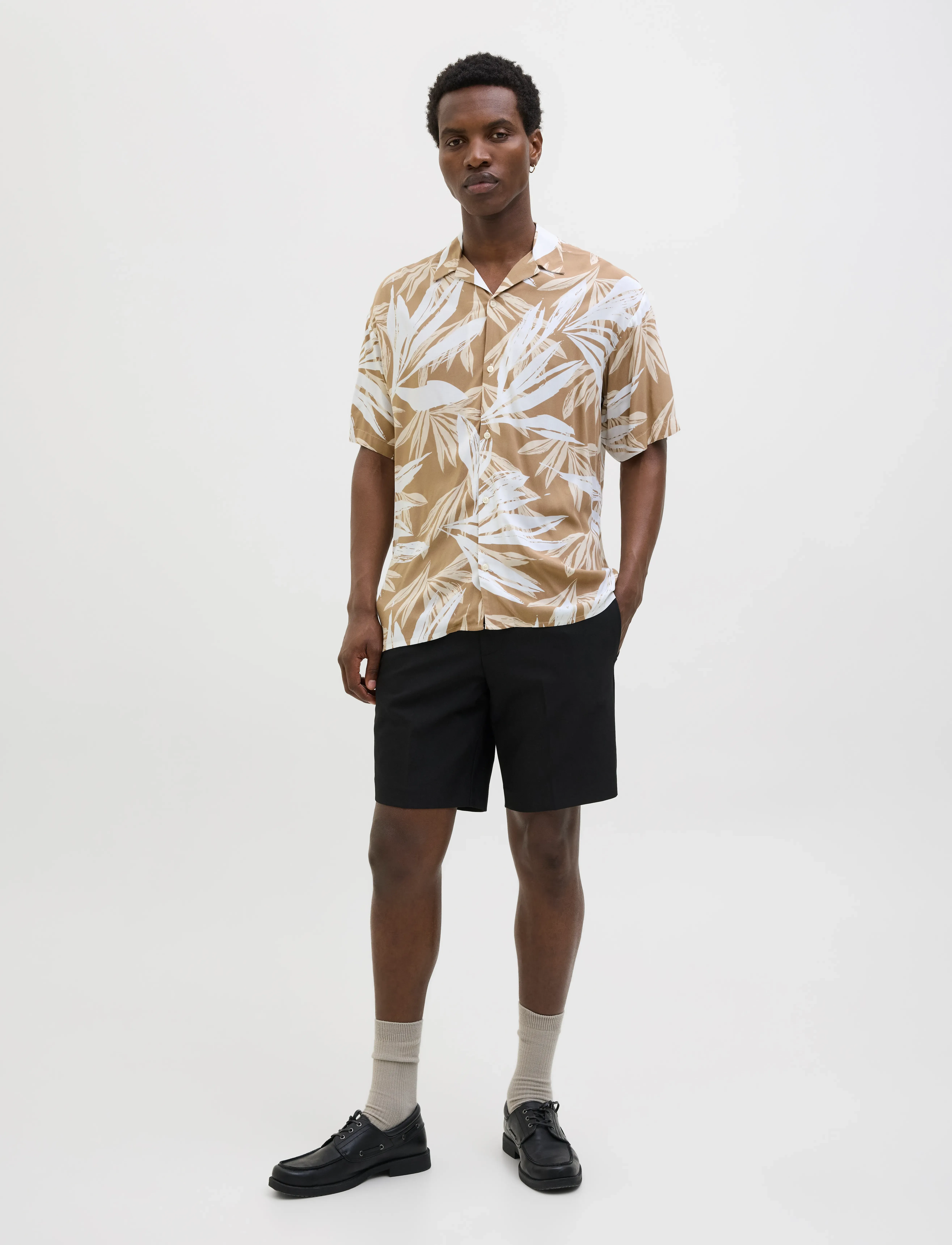 Jack & Jones - JJEJEFF TROPICAL AOP RESORT SHIRT SS SN - kurzarmhemden - coriander - 4