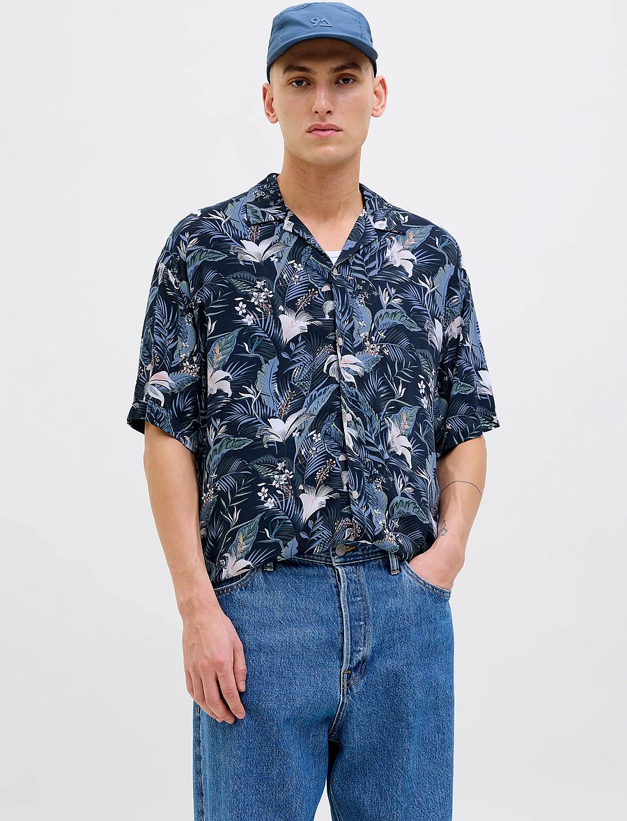 Jack & Jones - JJEJEFF TROPICAL AOP RESORT SHIRT SS SN - short-sleeved shirts - sky captain - 0