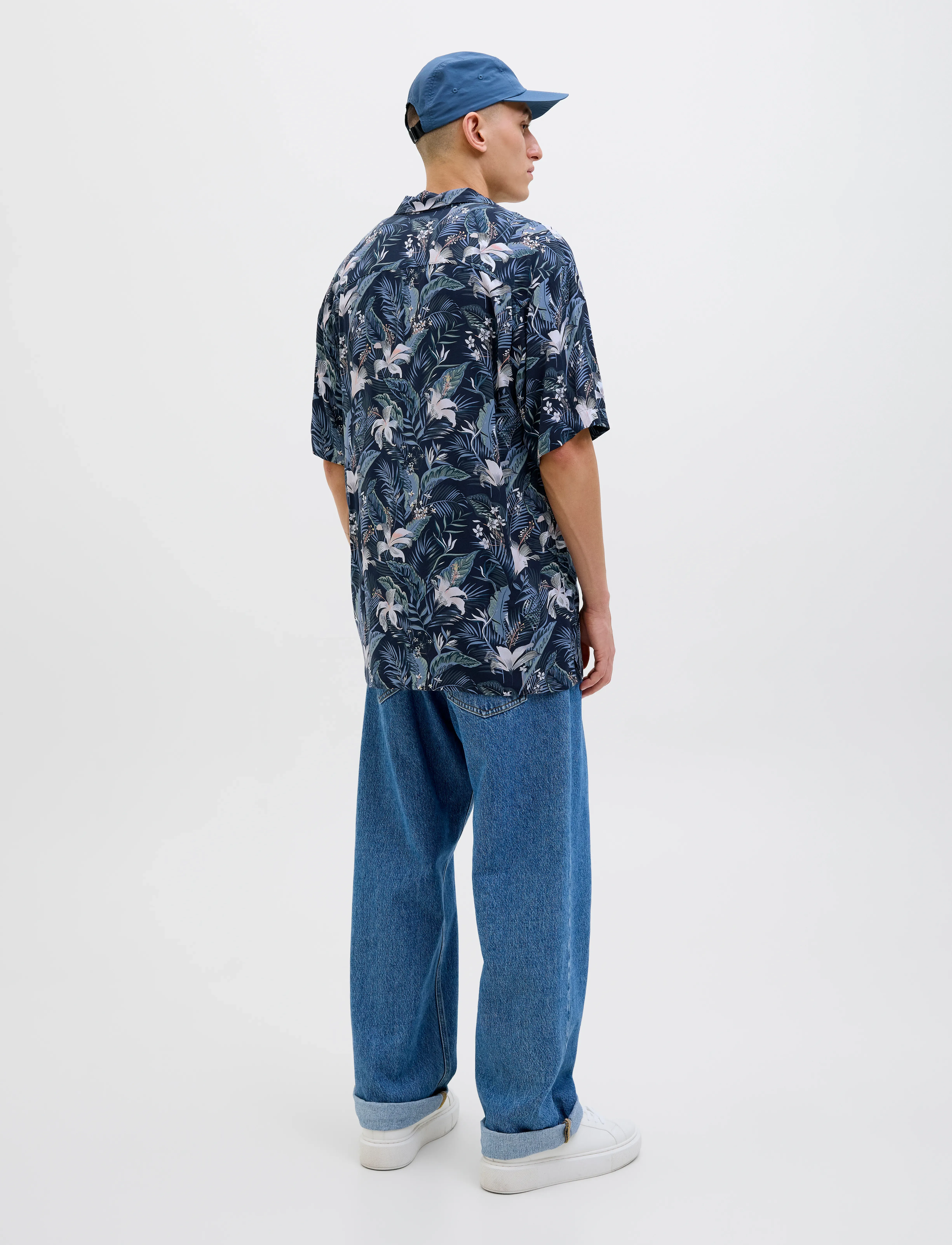 Jack & Jones - JJEJEFF TROPICAL AOP RESORT SHIRT SS SN - kurzarmhemden - sky captain - 2