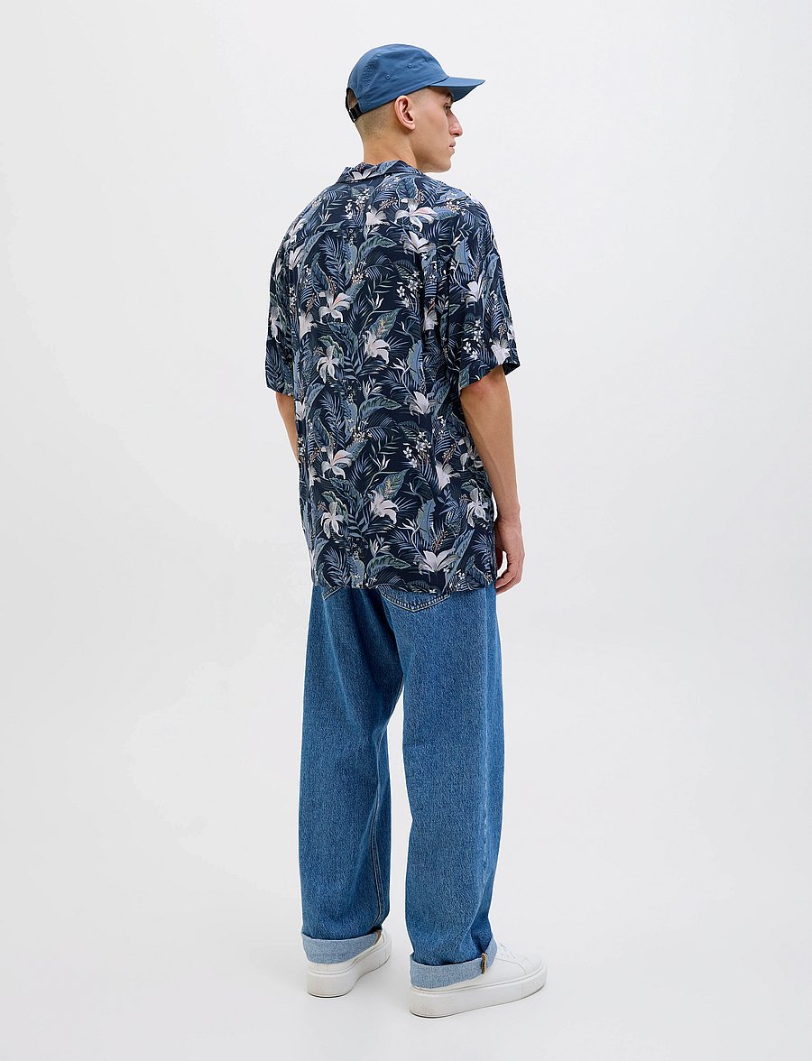 Jack & Jones - JJEJEFF TROPICAL AOP RESORT SHIRT SS SN - short-sleeved shirts - sky captain - 2