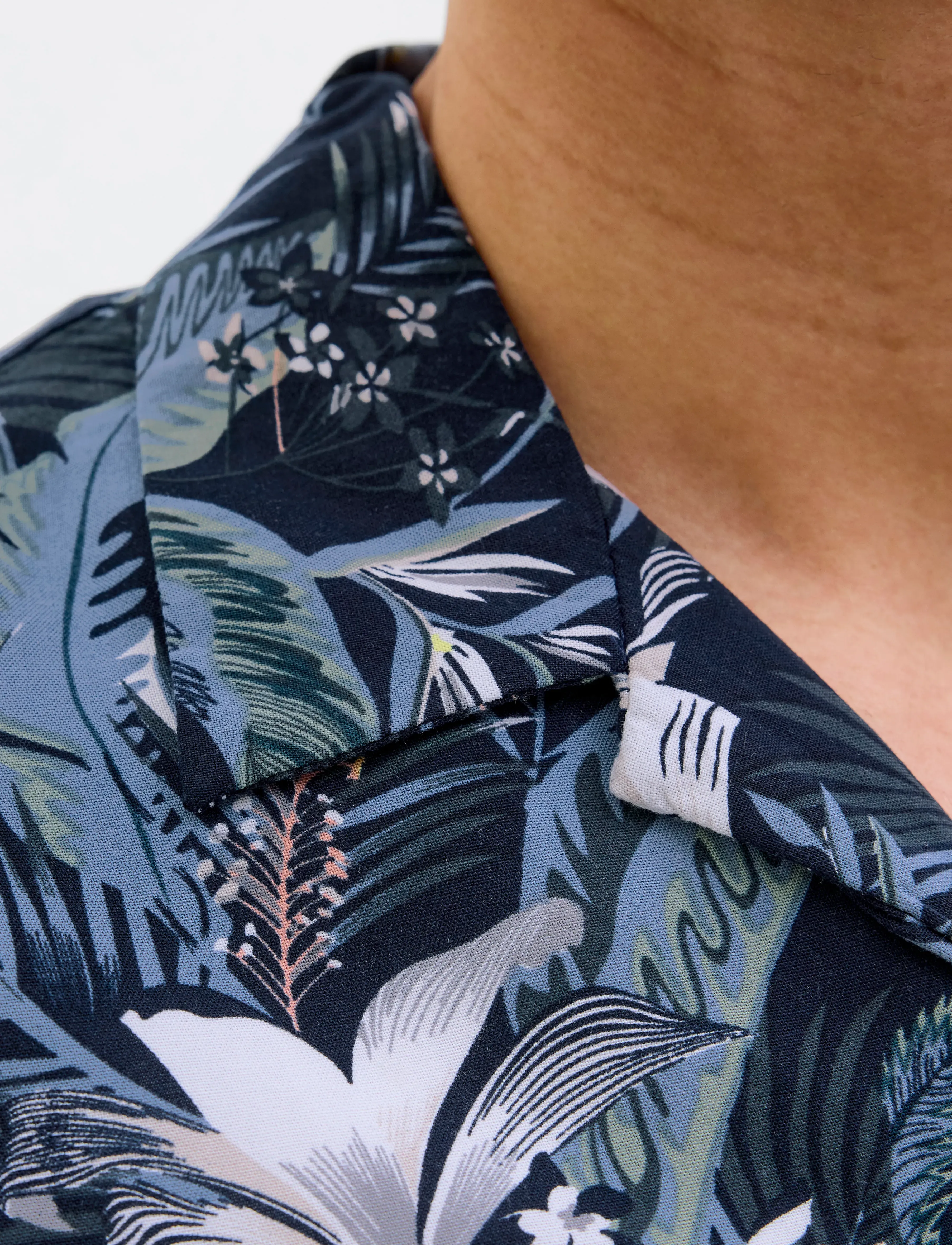 Jack & Jones - JJEJEFF TROPICAL AOP RESORT SHIRT SS SN - kurzarmhemden - sky captain - 3