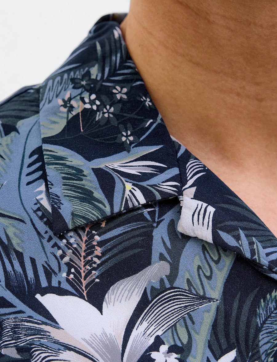 Jack & Jones - JJEJEFF TROPICAL AOP RESORT SHIRT SS SN - short-sleeved shirts - sky captain - 3