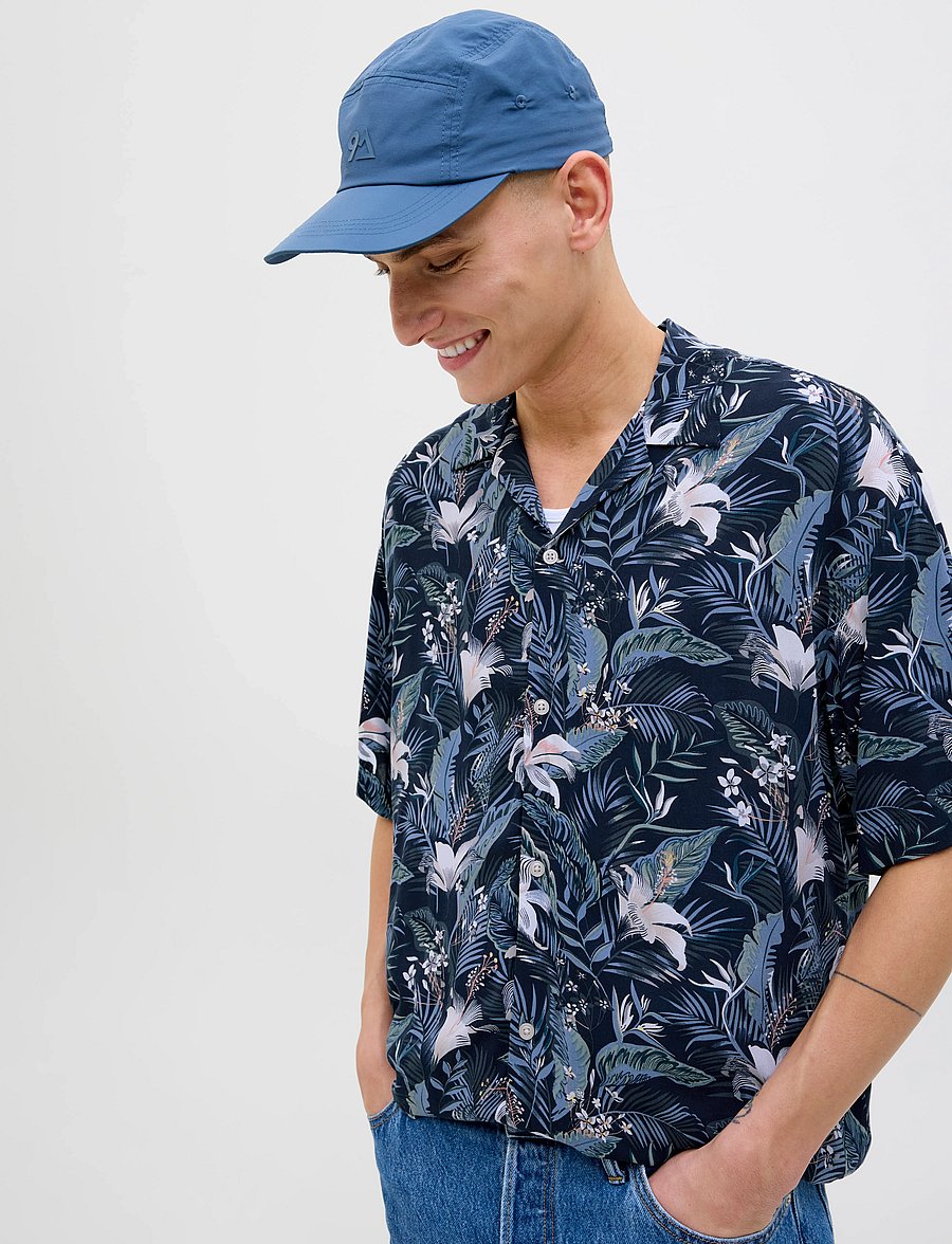 Jack & Jones - JJEJEFF TROPICAL AOP RESORT SHIRT SS SN - short-sleeved shirts - sky captain - 5