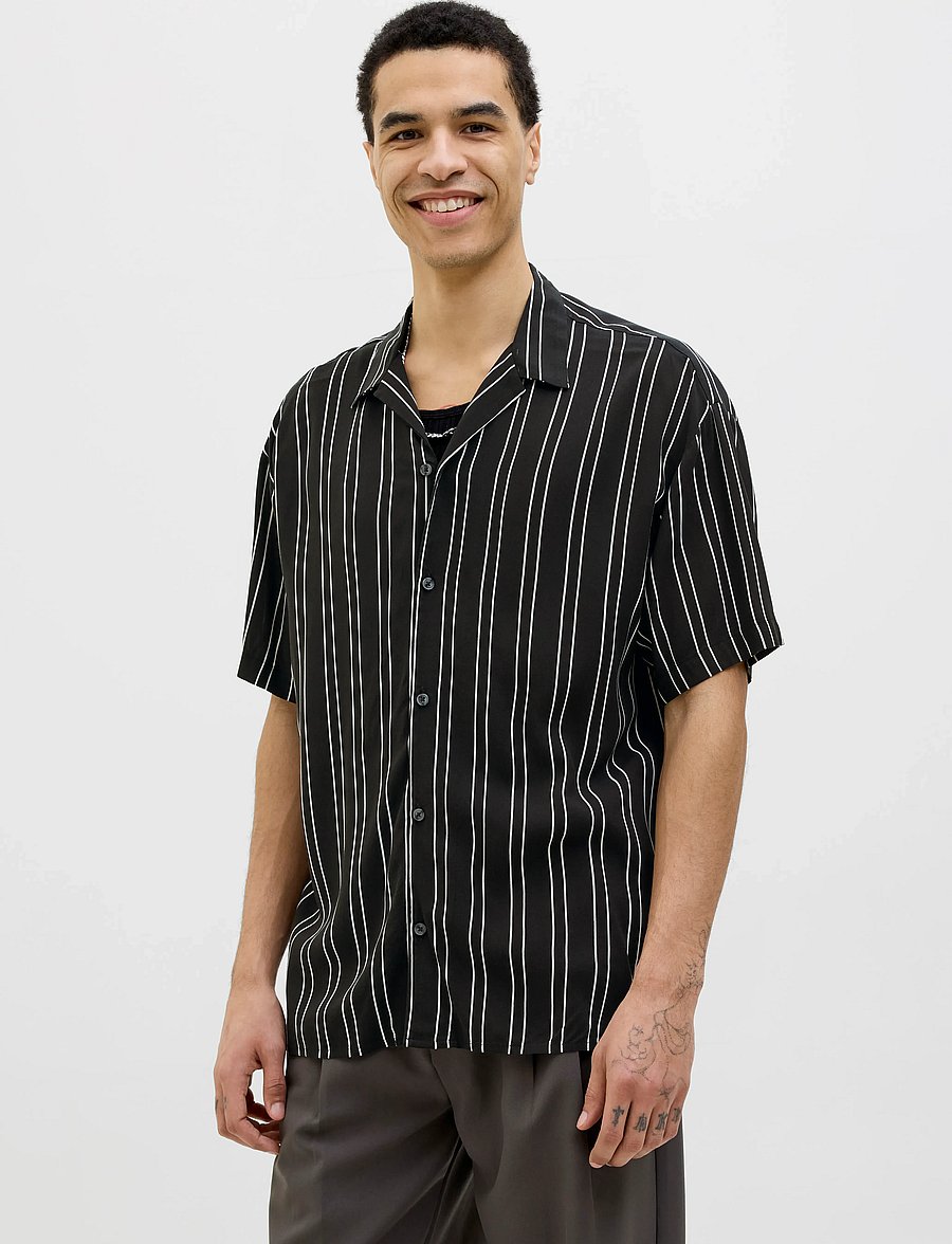 Jack & Jones - JJEJEFF STRIPE RESORT SHIRT SS SN - chemises à manches courtes - black - 0