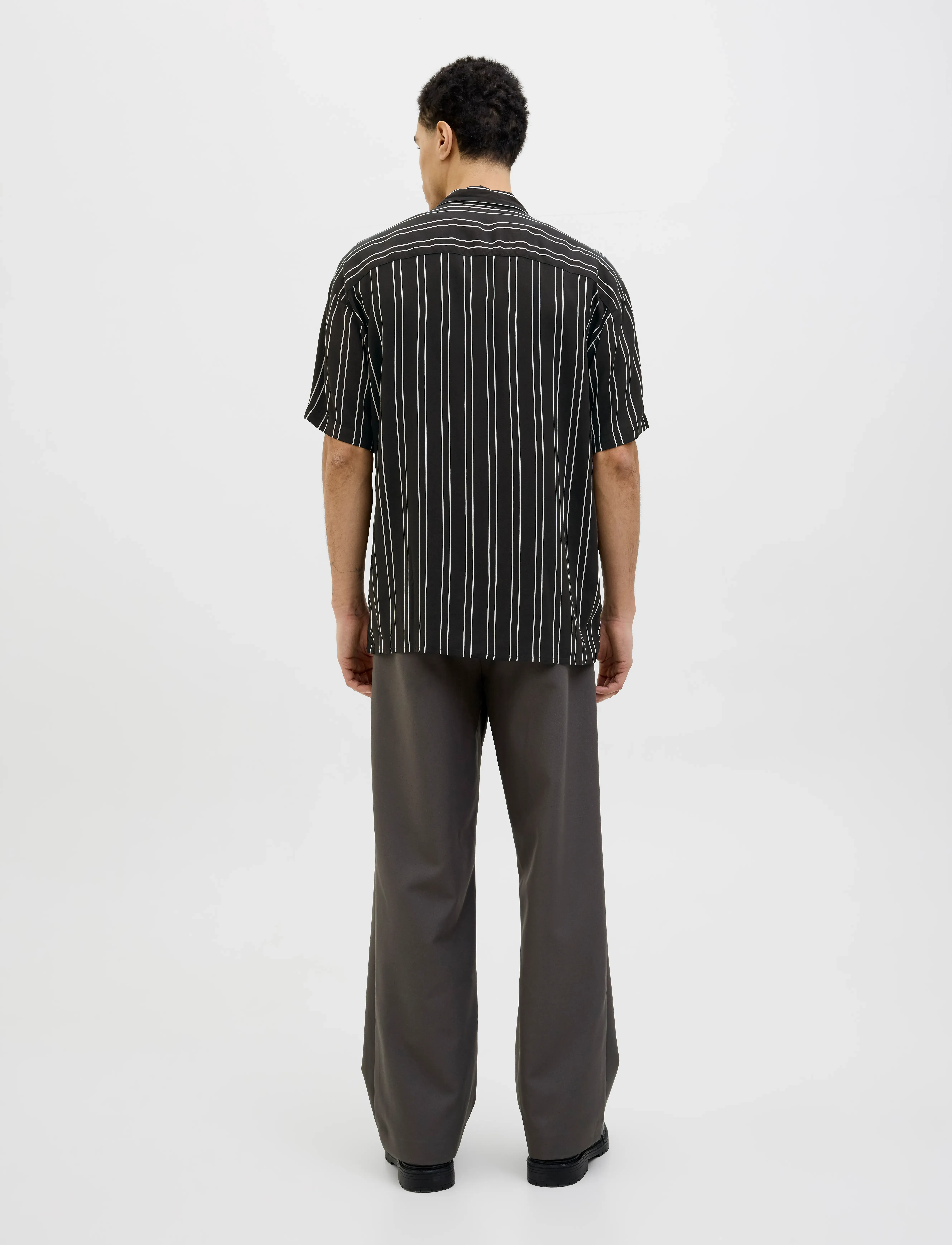 Jack & Jones - JJEJEFF STRIPE RESORT SHIRT SS SN - chemises à manches courtes - black - 2