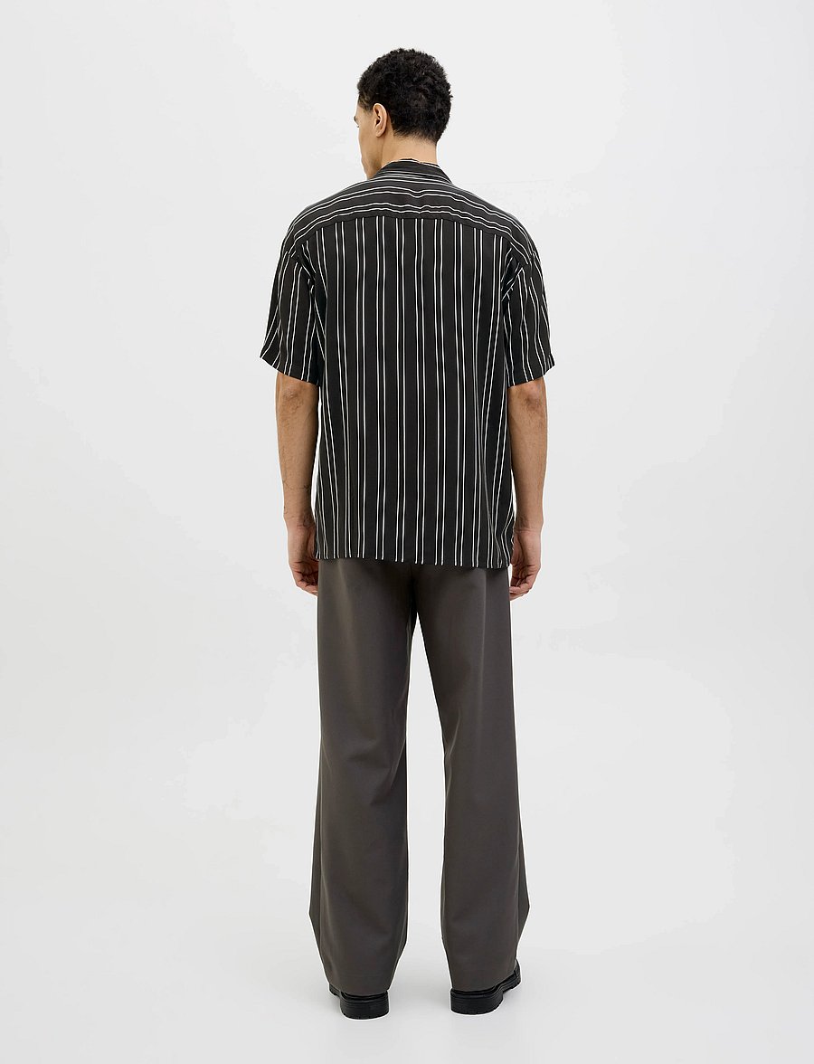 Jack & Jones - JJEJEFF STRIPE RESORT SHIRT SS SN - chemises à manches courtes - black - 2