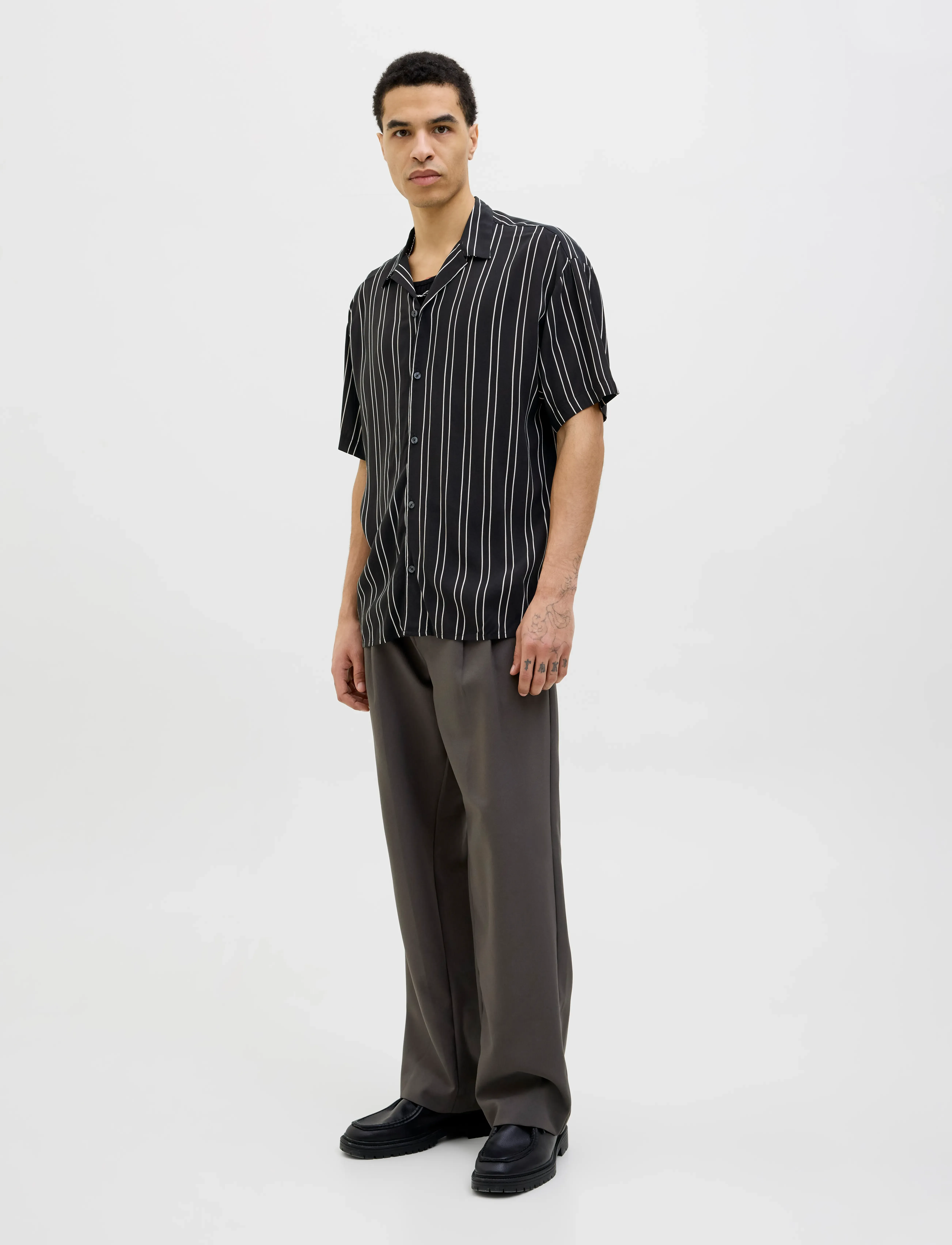 Jack & Jones - JJEJEFF STRIPE RESORT SHIRT SS SN - chemises à manches courtes - black - 5