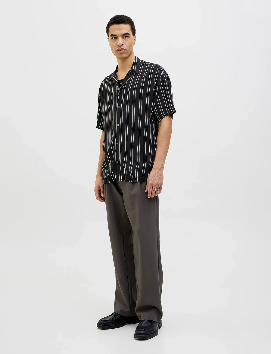 Jack & Jones - JJEJEFF STRIPE RESORT SHIRT SS SN - chemises à manches courtes - black - 5