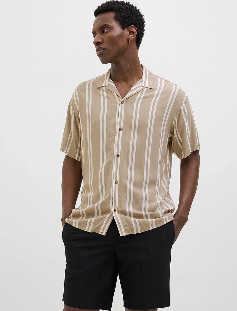 Jack & Jones - JJEJEFF STRIPE RESORT SHIRT SS SN - kortärmade skjortor - crockery - 0