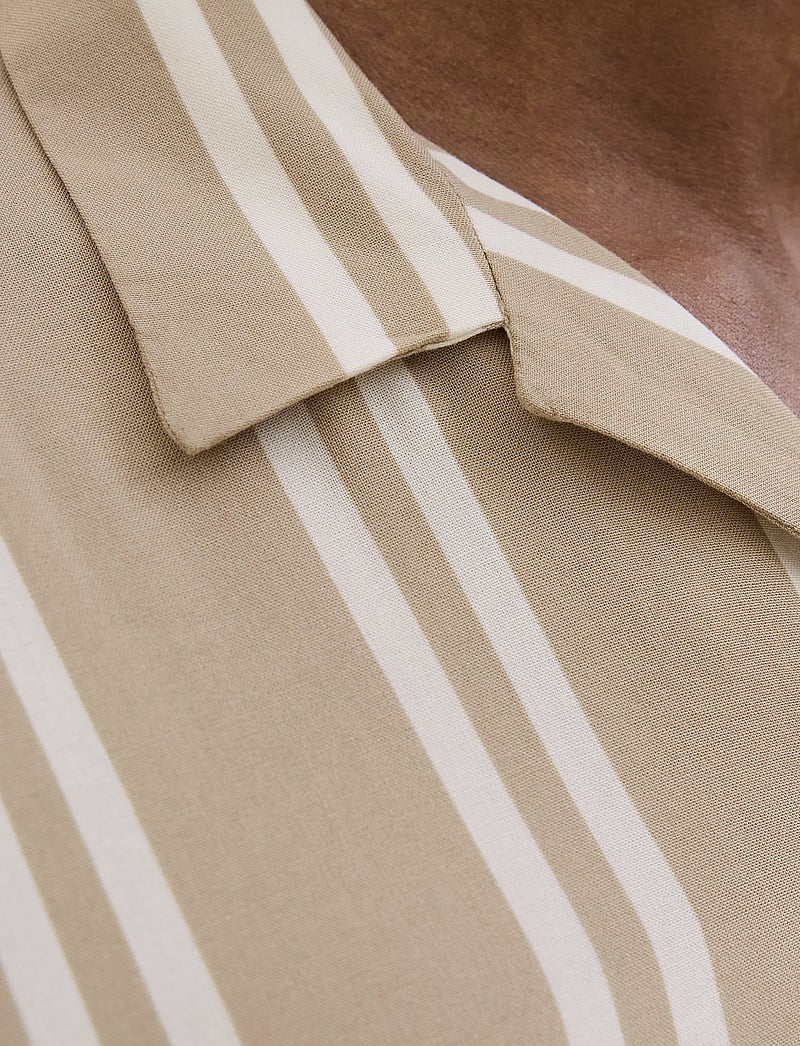 Jack & Jones - JJEJEFF STRIPE RESORT SHIRT SS SN - kortärmade skjortor - crockery - 5