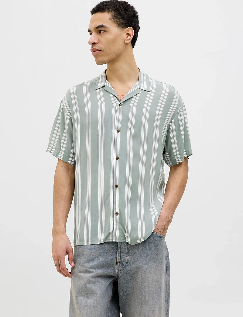 Jack & Jones - JJEJEFF STRIPE RESORT SHIRT SS SN - chemises à manches courtes - iceberg green - 0