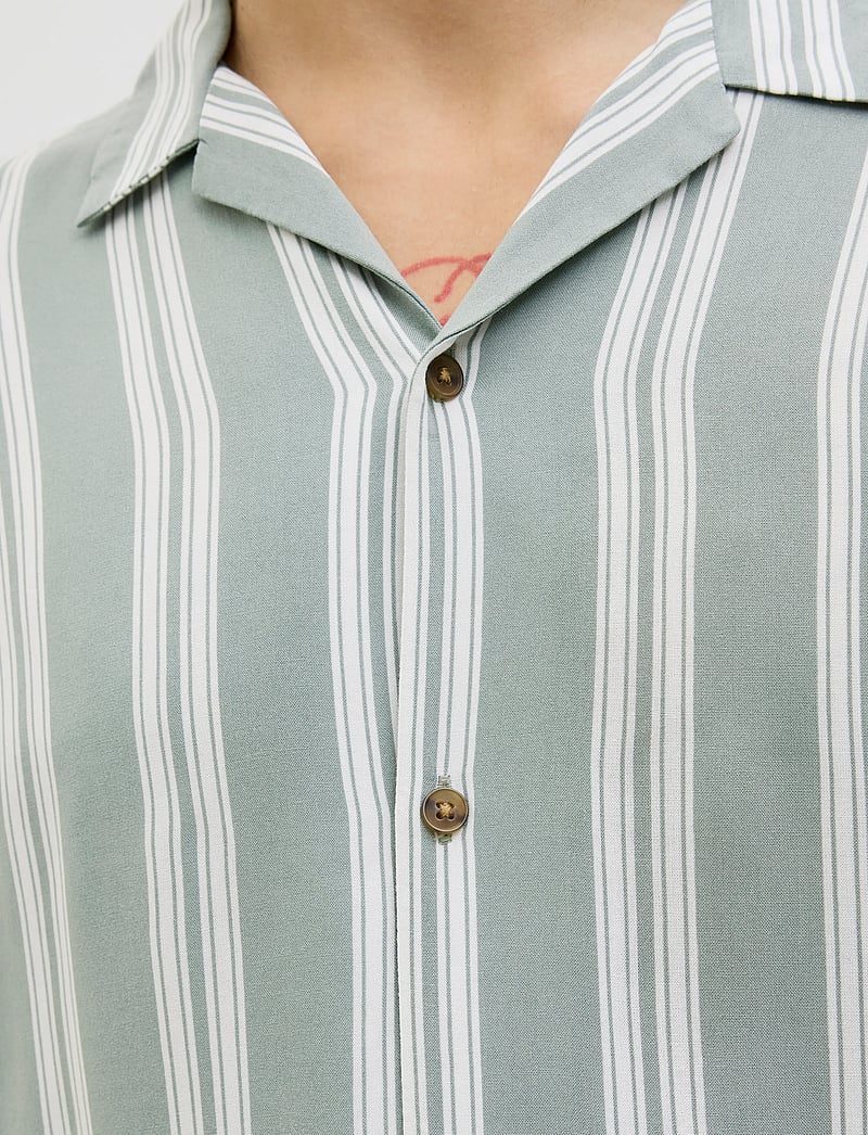 Jack & Jones - JJEJEFF STRIPE RESORT SHIRT SS SN - chemises à manches courtes - iceberg green - 4