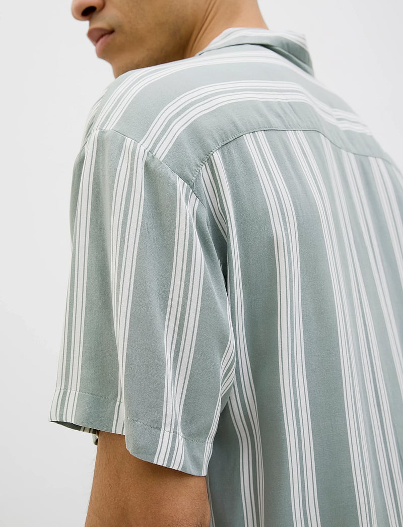 Jack & Jones - JJEJEFF STRIPE RESORT SHIRT SS SN - chemises à manches courtes - iceberg green - 5
