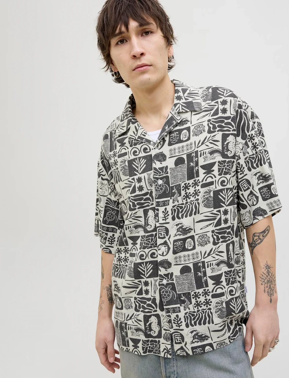 Jack & Jones - JJWAYNE AOP RESORT SHIRT SS - linased särgid - black - 2