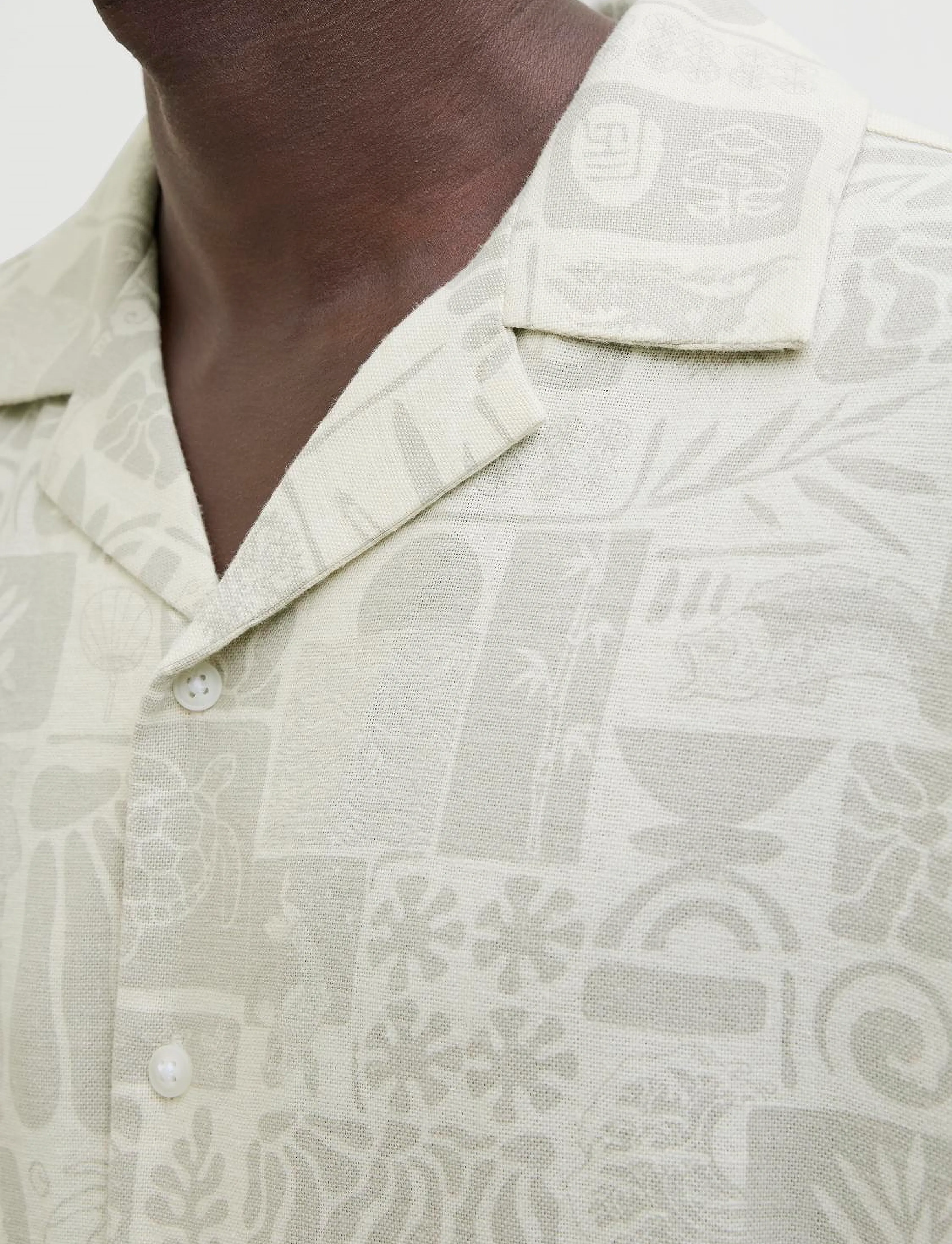 Jack & Jones JJWAYNE AOP RESORT SHIRT SS - Skjorter - MOONBEAM / cream