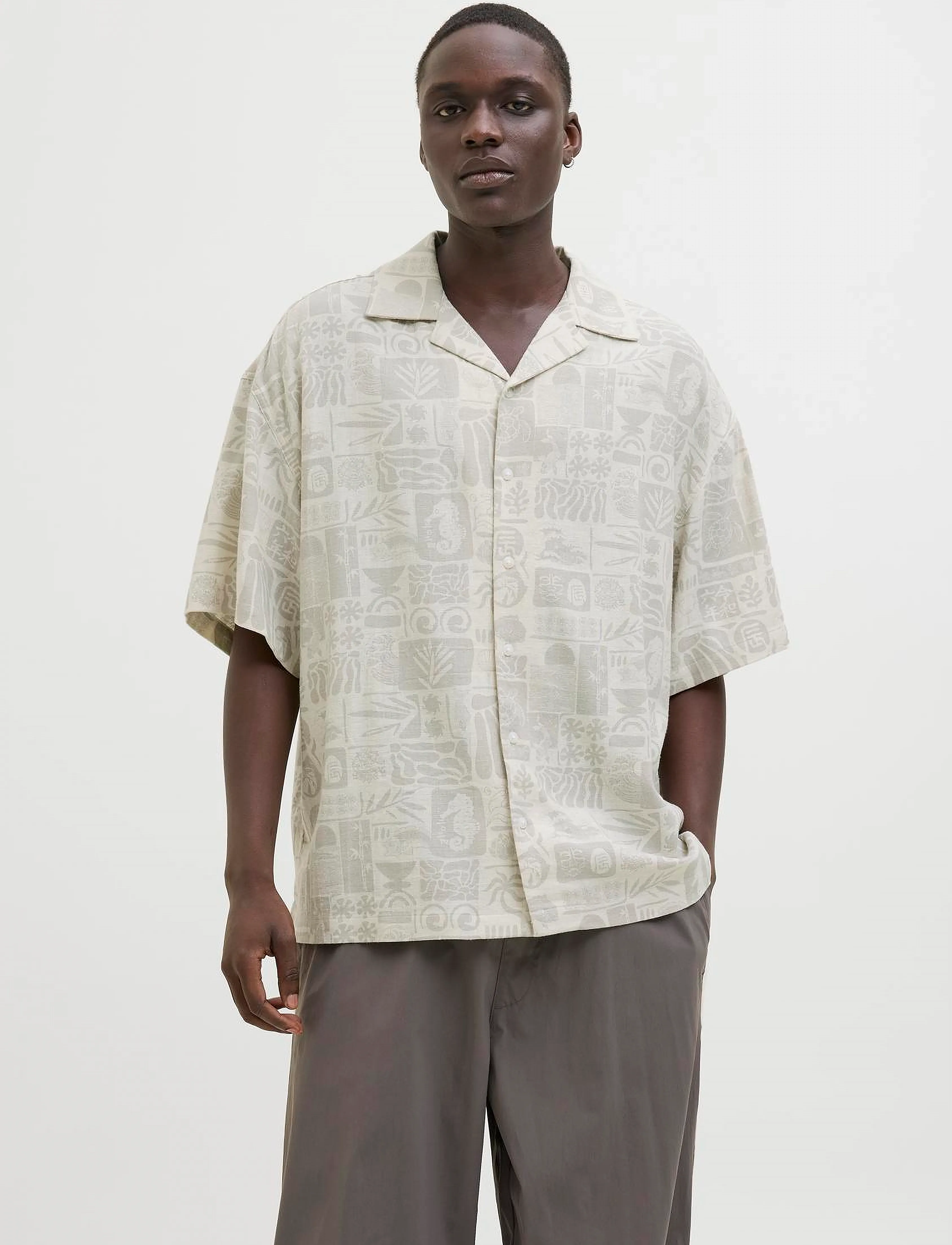 Jack & Jones - JJWAYNE AOP RESORT SHIRT SS - hørskjorter - moonbeam - 2