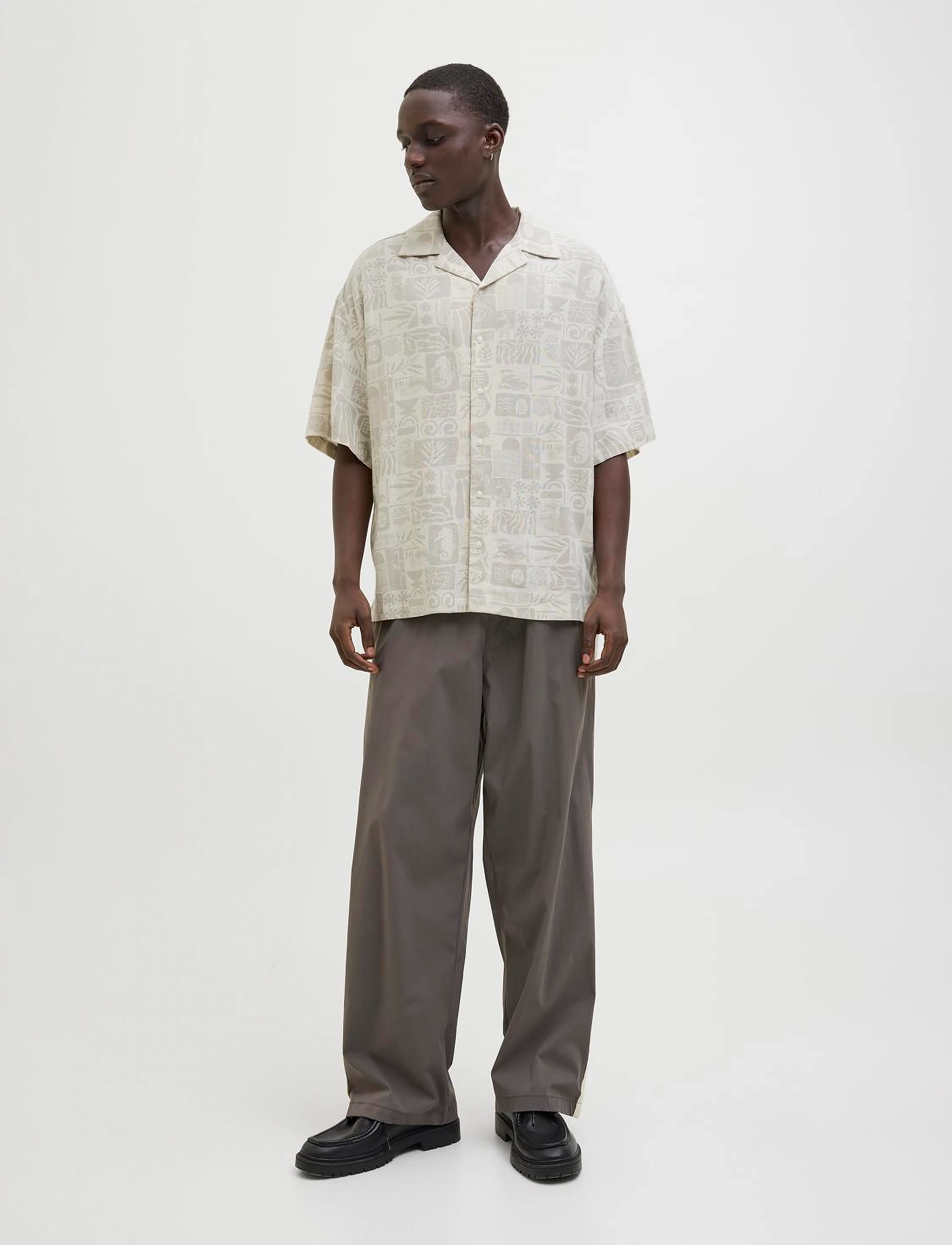 Jack & Jones - JJWAYNE AOP RESORT SHIRT SS - hørskjorter - moonbeam - 4