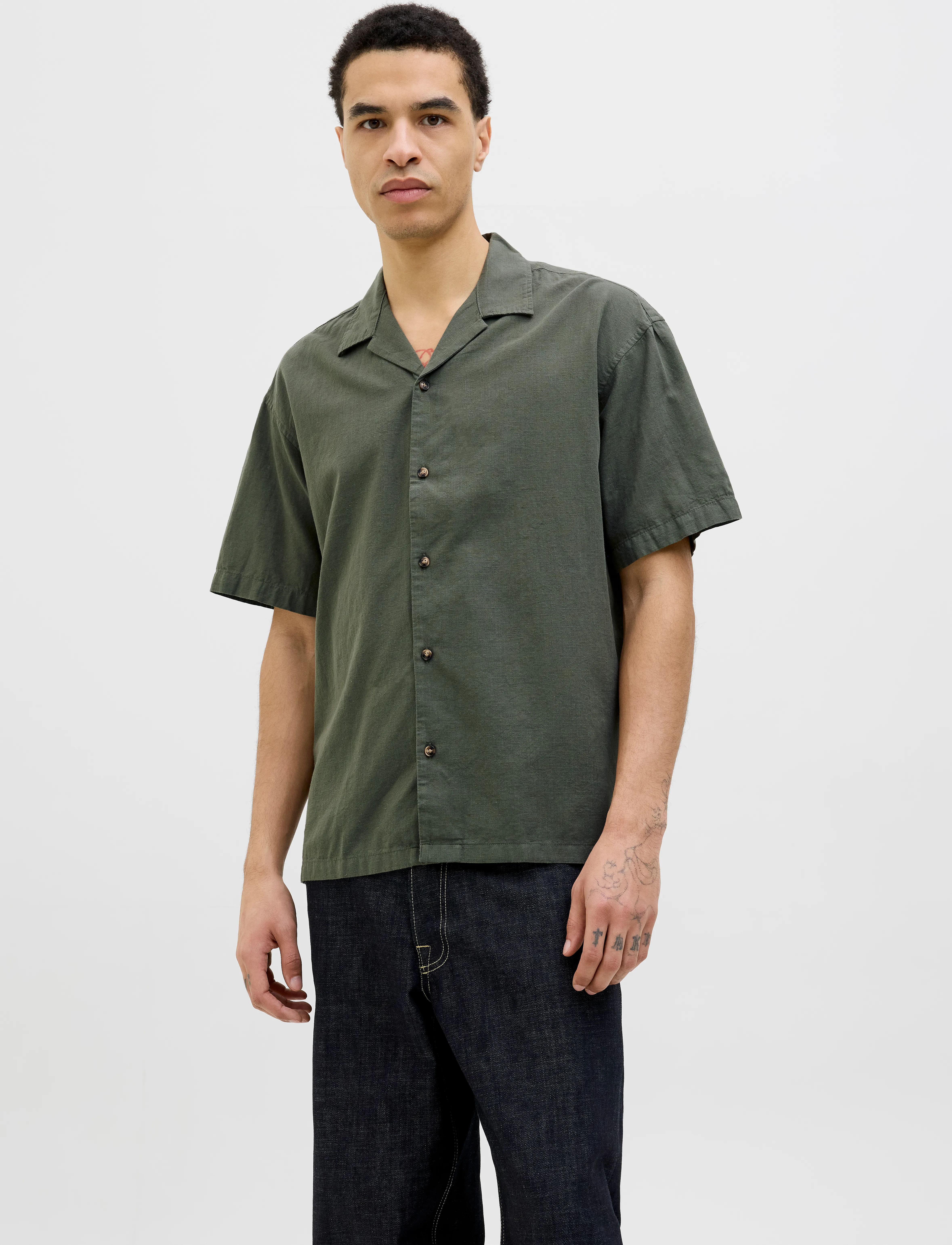 Jack & Jones JJESUMMER RESORT SHIRT SS SN - Skjorter - BEETLE / green