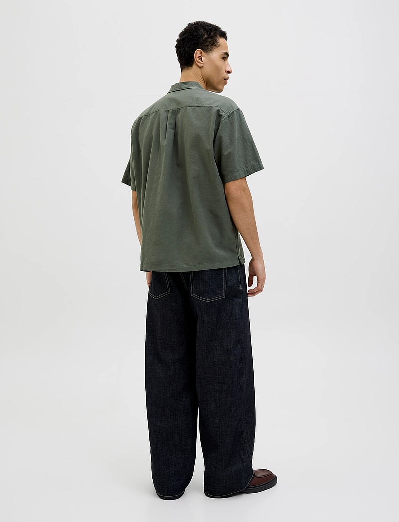 Jack & Jones - JJESUMMER RESORT SHIRT SS SN - hørskjorter - beetle - 2