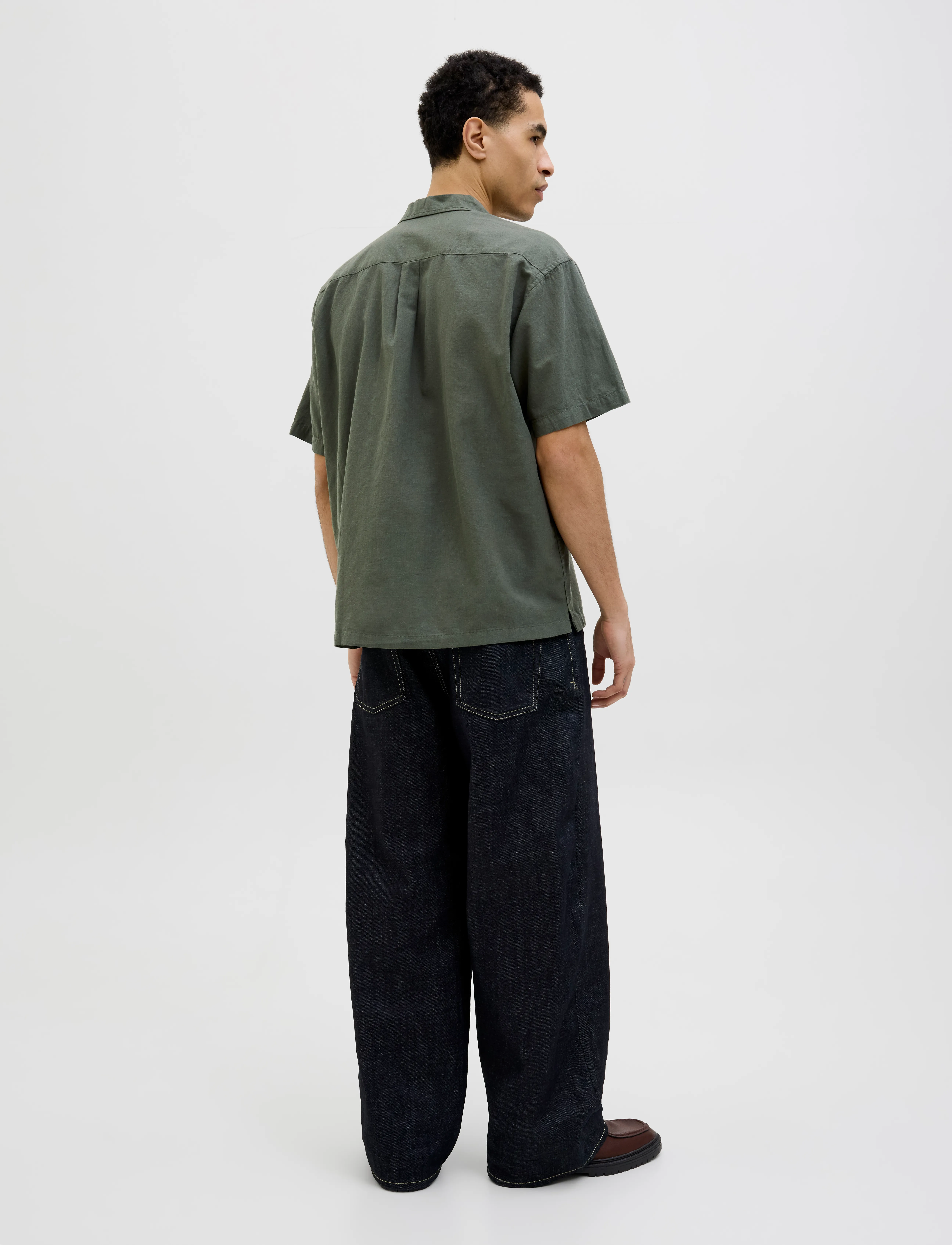 Jack & Jones - JJESUMMER RESORT SHIRT SS SN - chemises de lin - beetle - 2