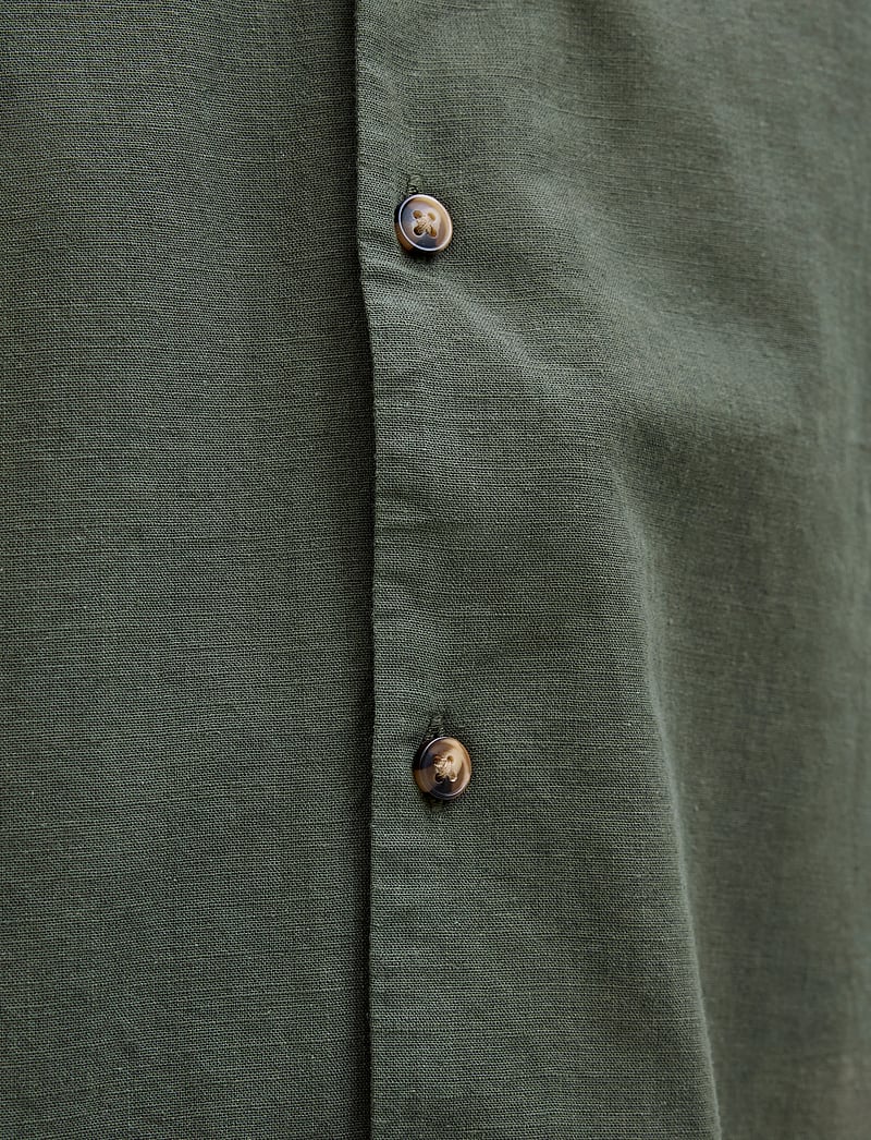 Jack & Jones - JJESUMMER RESORT SHIRT SS SN - hørskjorter - beetle - 4