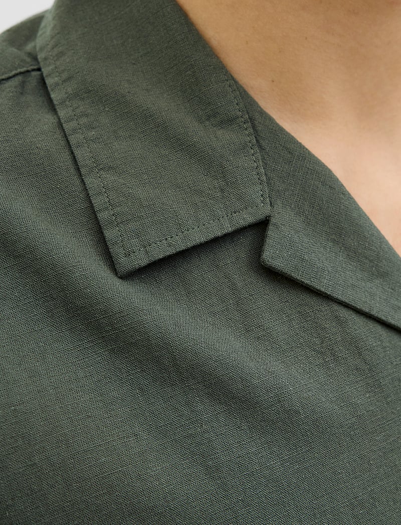 Jack & Jones - JJESUMMER RESORT SHIRT SS SN - hørskjorter - beetle - 5