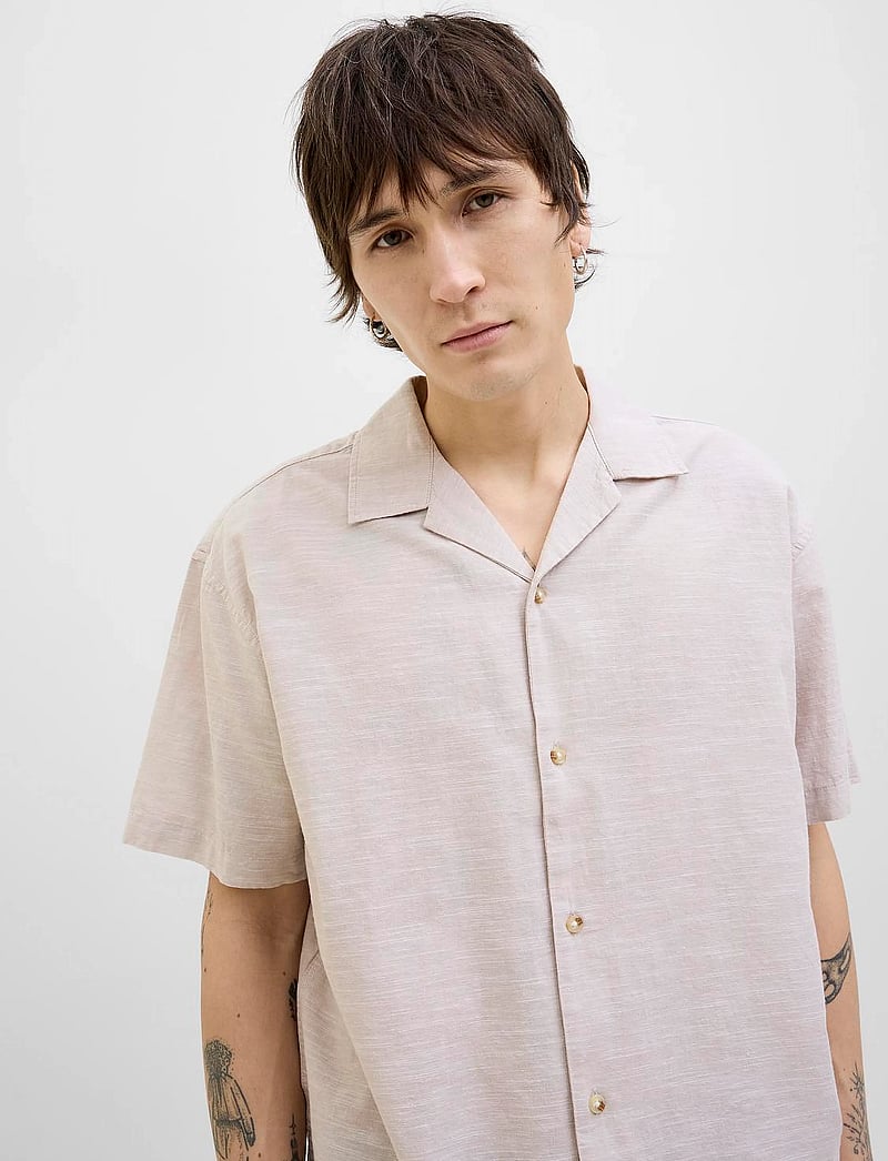 Jack & Jones - JJESUMMER RESORT SHIRT SS SN - pellavakauluspaidat - crockery - 3