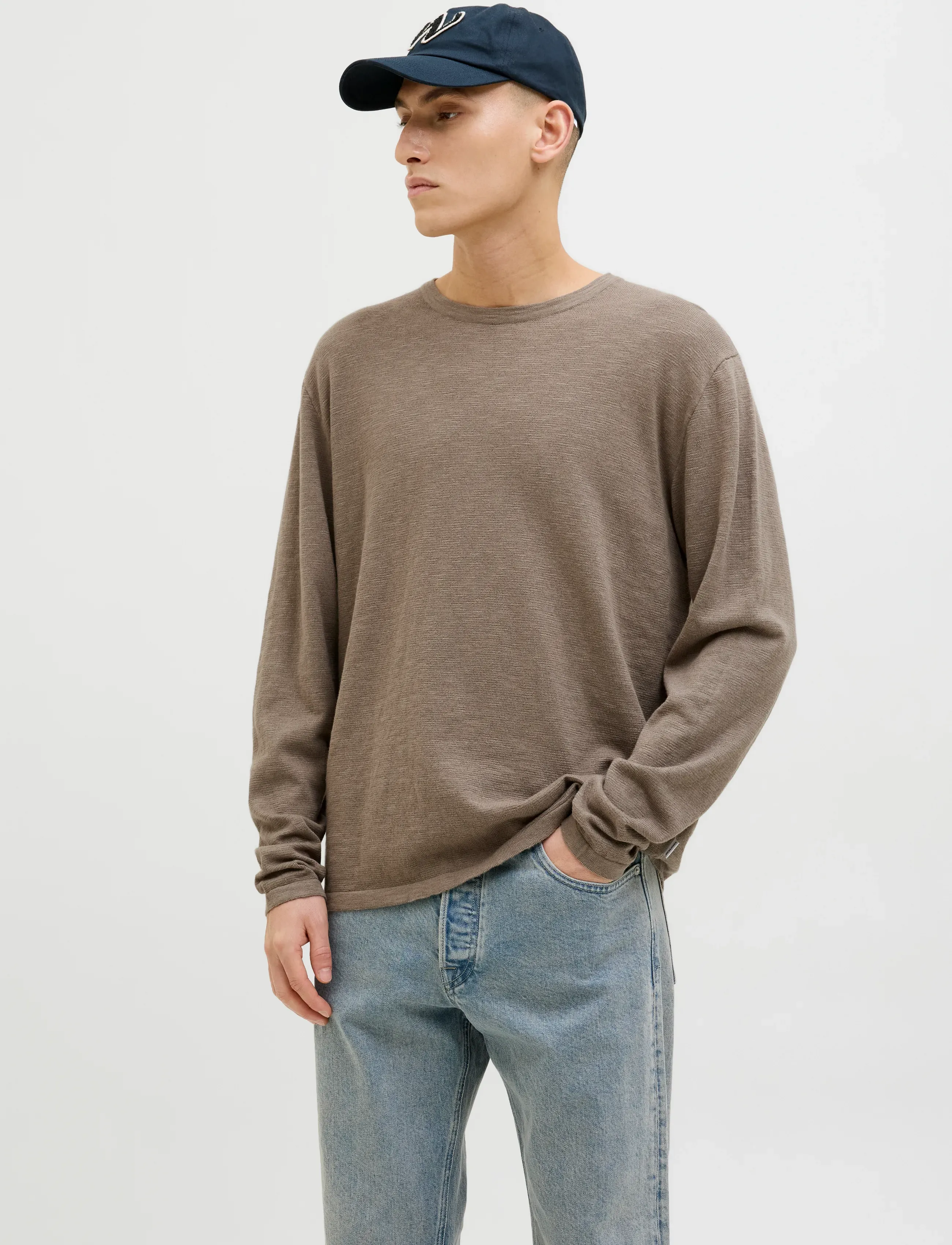 Jack & Jones JJESUMMER KNIT CREW NECK SN - Säsongens färger - FALCON / brown
