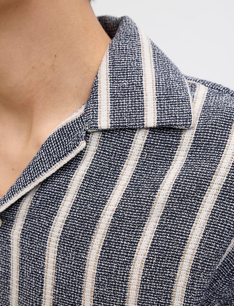 Jack & Jones - JJECOBA STRIPE RESORT SHIRT SS SN - triibulised särgid - ocean cavern - 0
