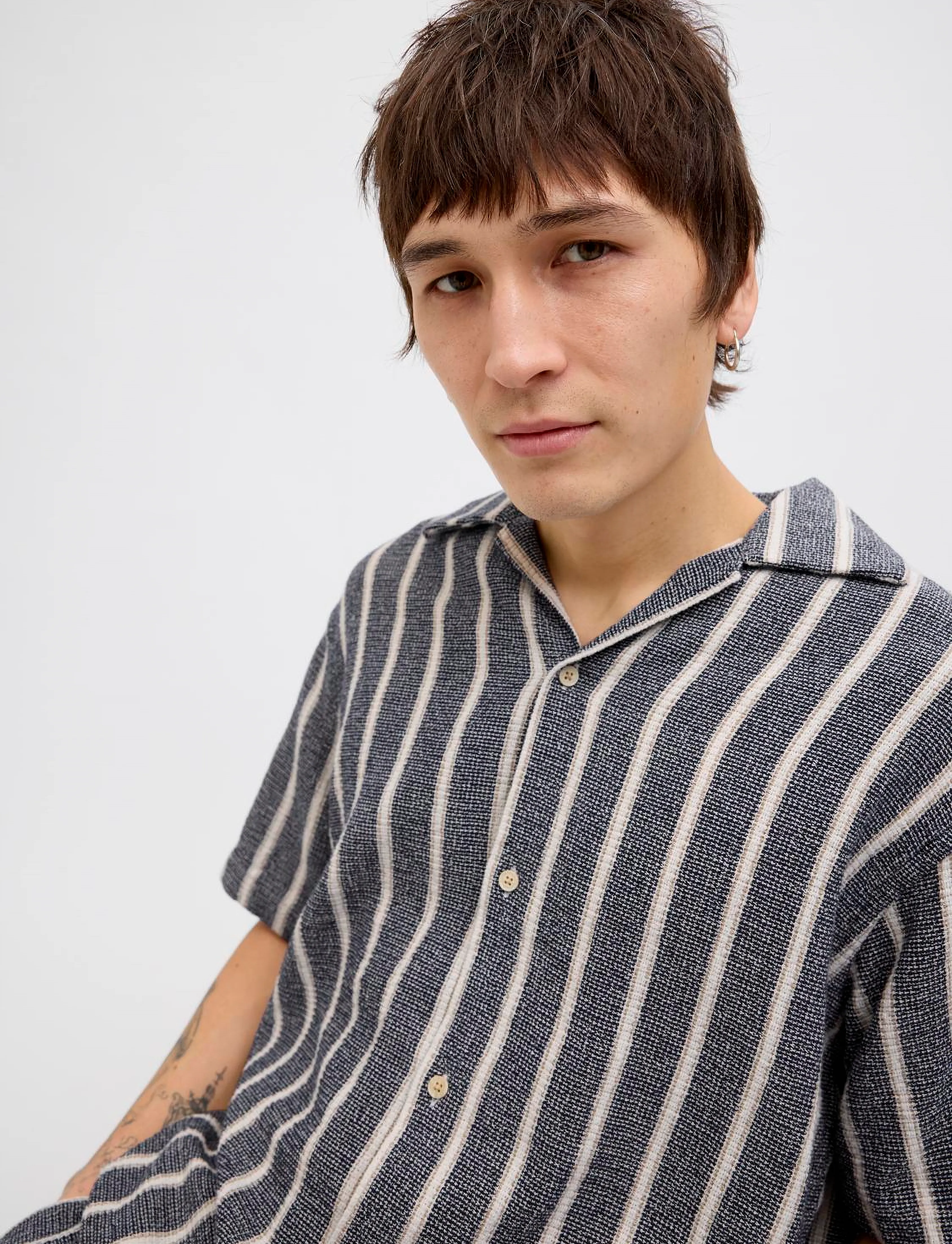Jack & Jones - JJECOBA STRIPE RESORT SHIRT SS SN - kortærmede skjorter - ocean cavern - 2