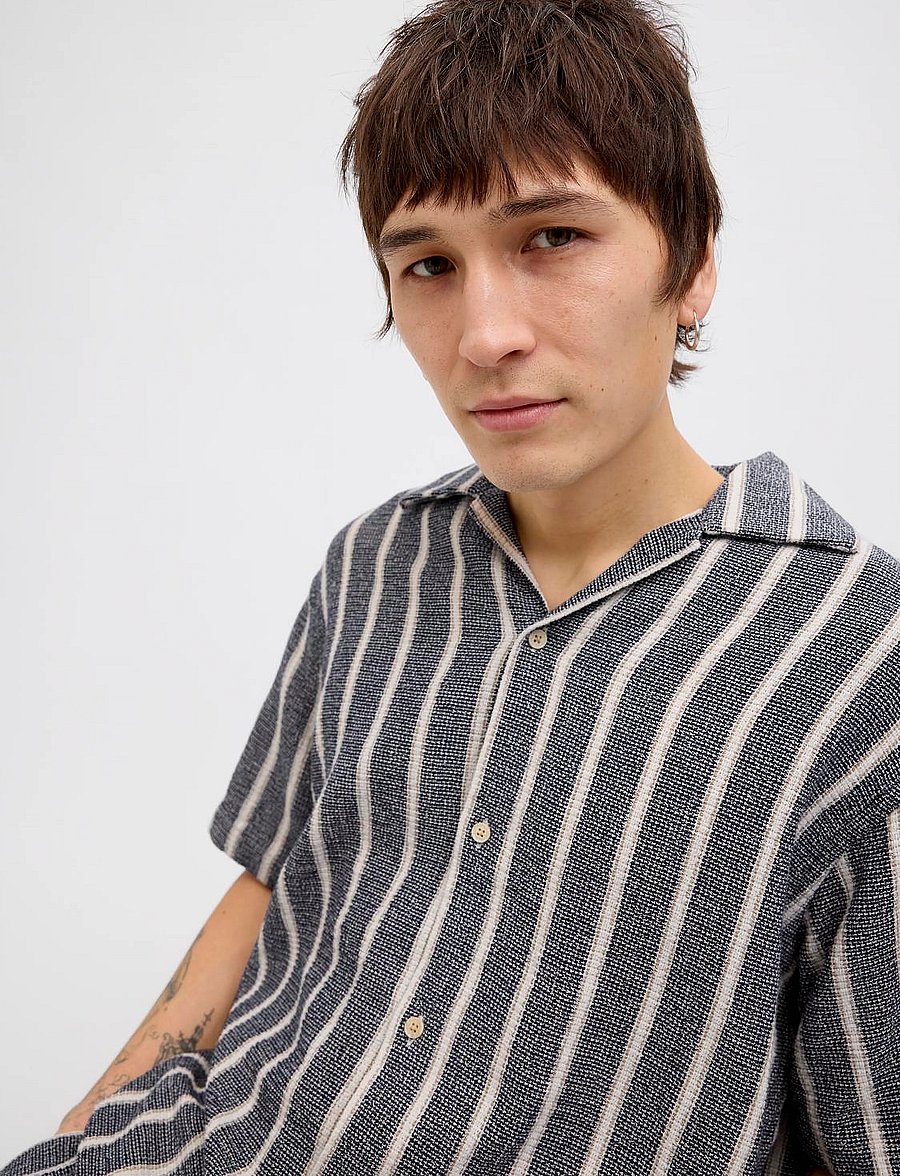 Jack & Jones - JJECOBA STRIPE RESORT SHIRT SS SN - kortærmede skjorter - ocean cavern - 2