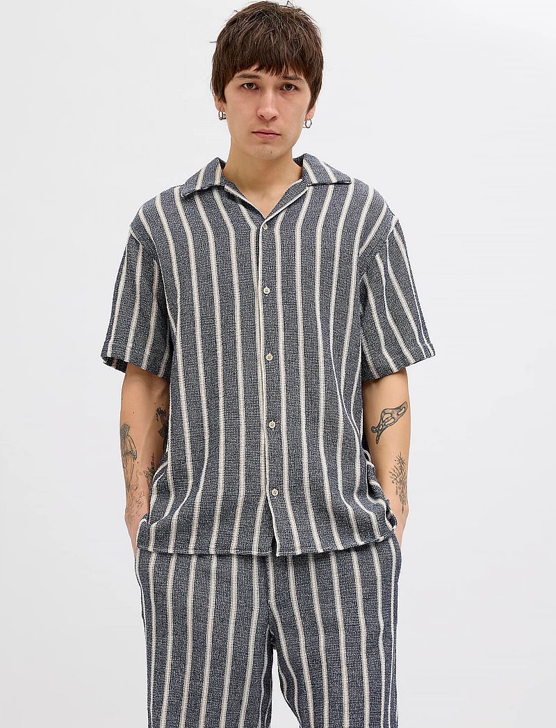 Jack & Jones - JJECOBA STRIPE RESORT SHIRT SS SN - triibulised särgid - ocean cavern - 3