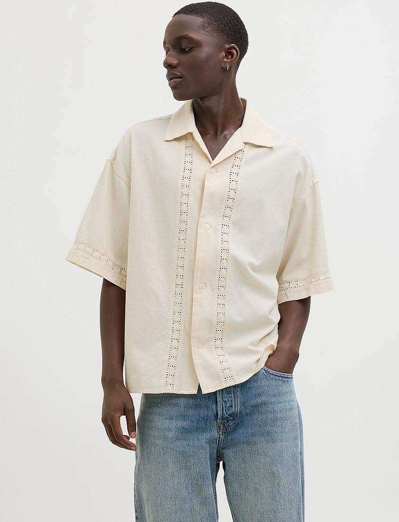 Jack & Jones - JORMARRAKECH DETAIL SHIRT SS - lühikeste varrukatega särgid - antique white - 0