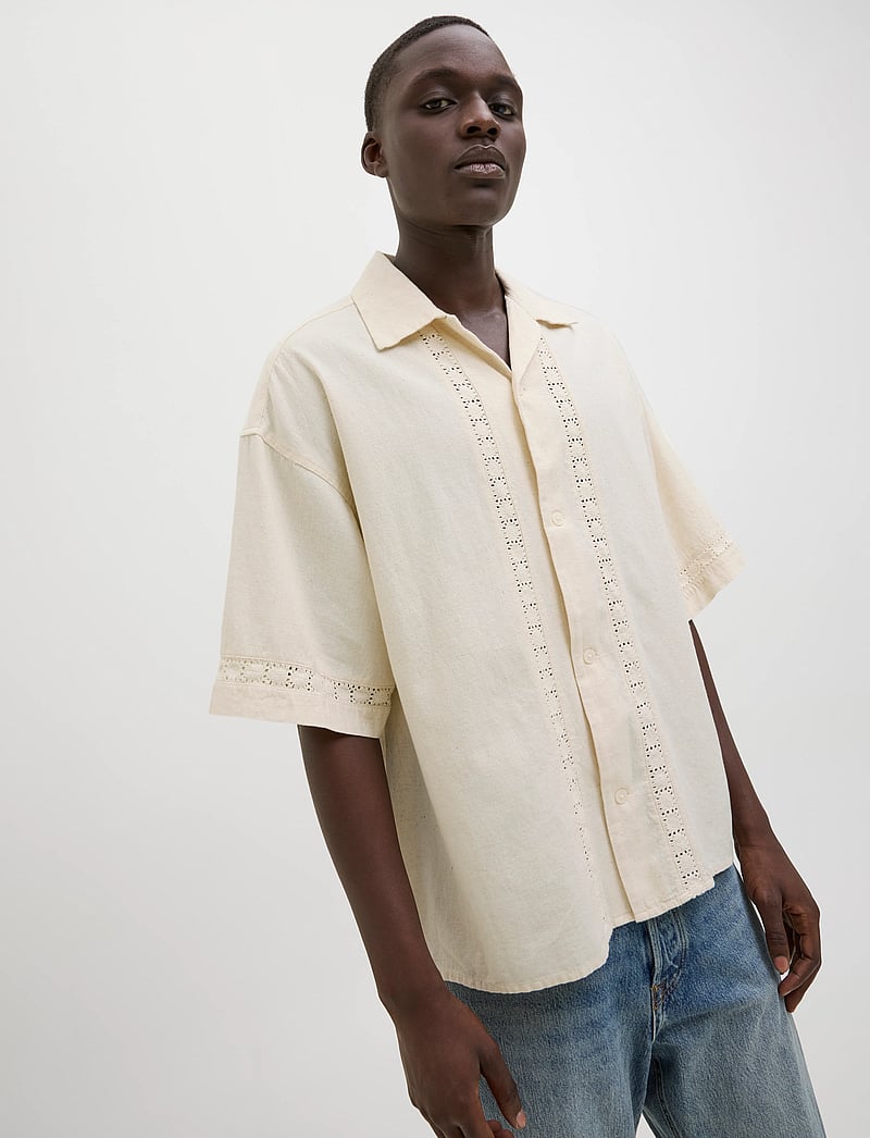 Jack & Jones - JORMARRAKECH DETAIL SHIRT SS - lühikeste varrukatega särgid - antique white - 5