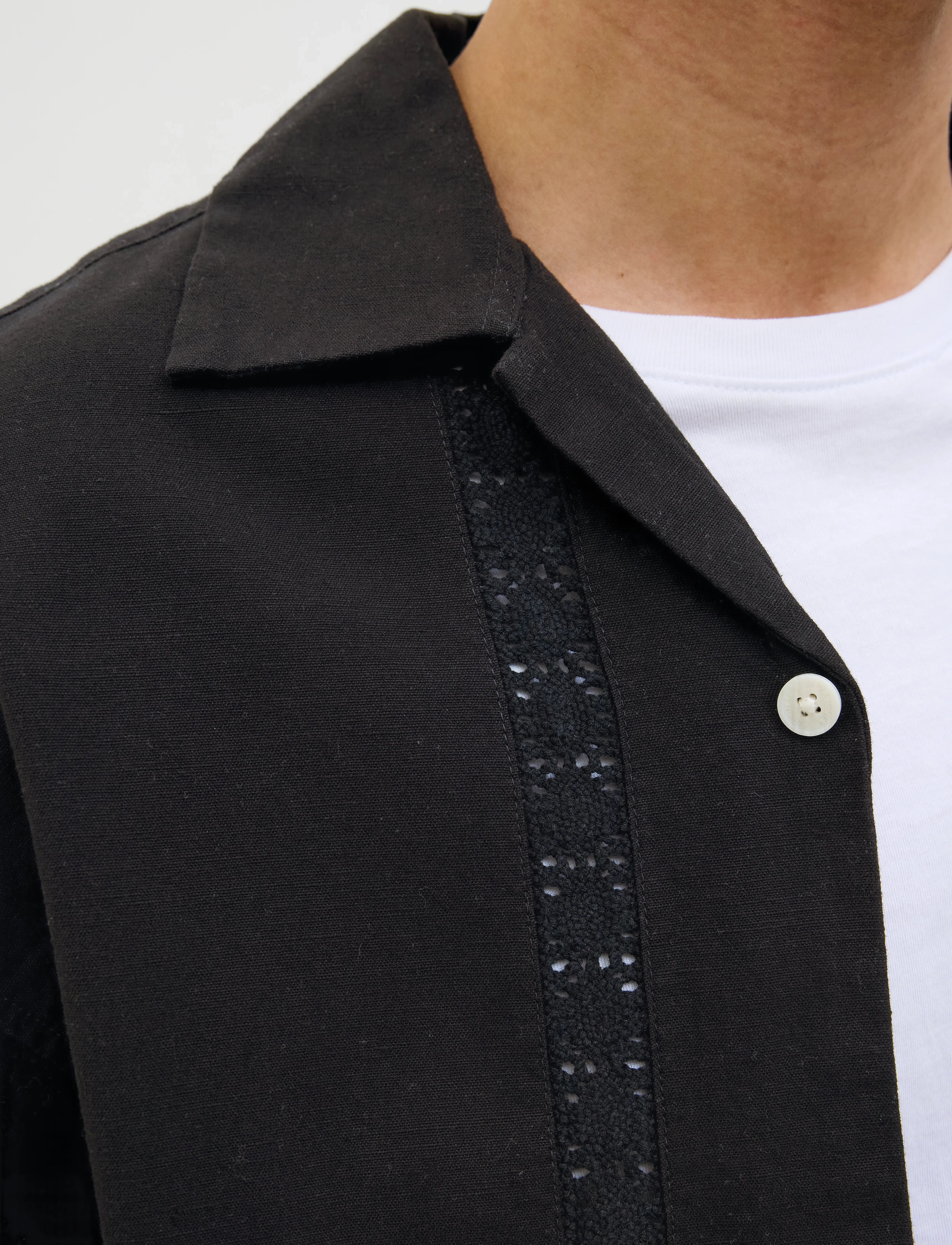 Jack & Jones - JORMARRAKECH DETAIL SHIRT SS - stutterma skyrtur - black - 4