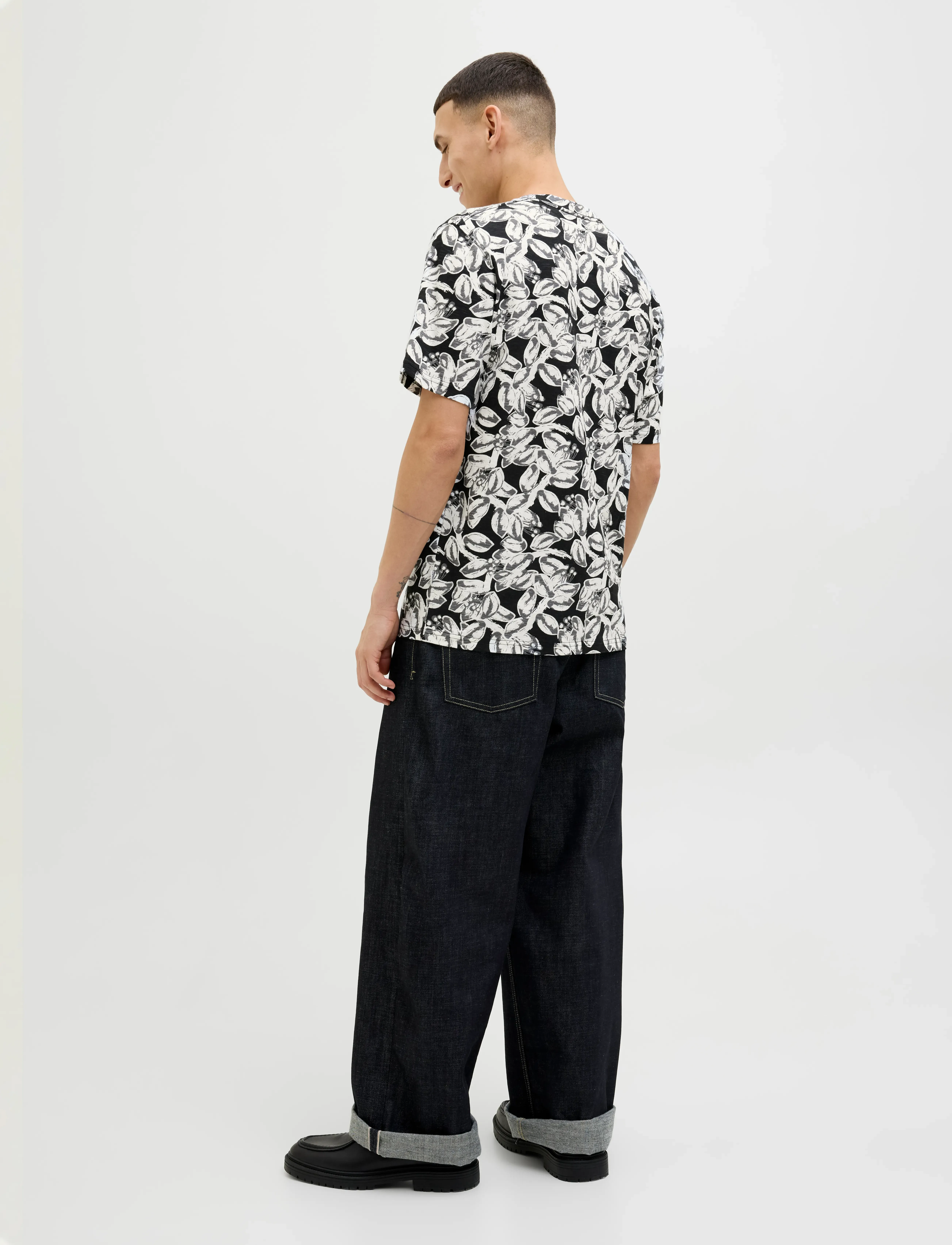 Jack & Jones - JORSPLIT AOP TEE SS CREW NECK LN - short-sleeved t-shirts - black - 2