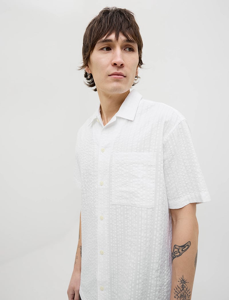 Jack & Jones - JPRCCEASTON SEERSUCKER S/S SHIRT LN - linased särgid - white - 4
