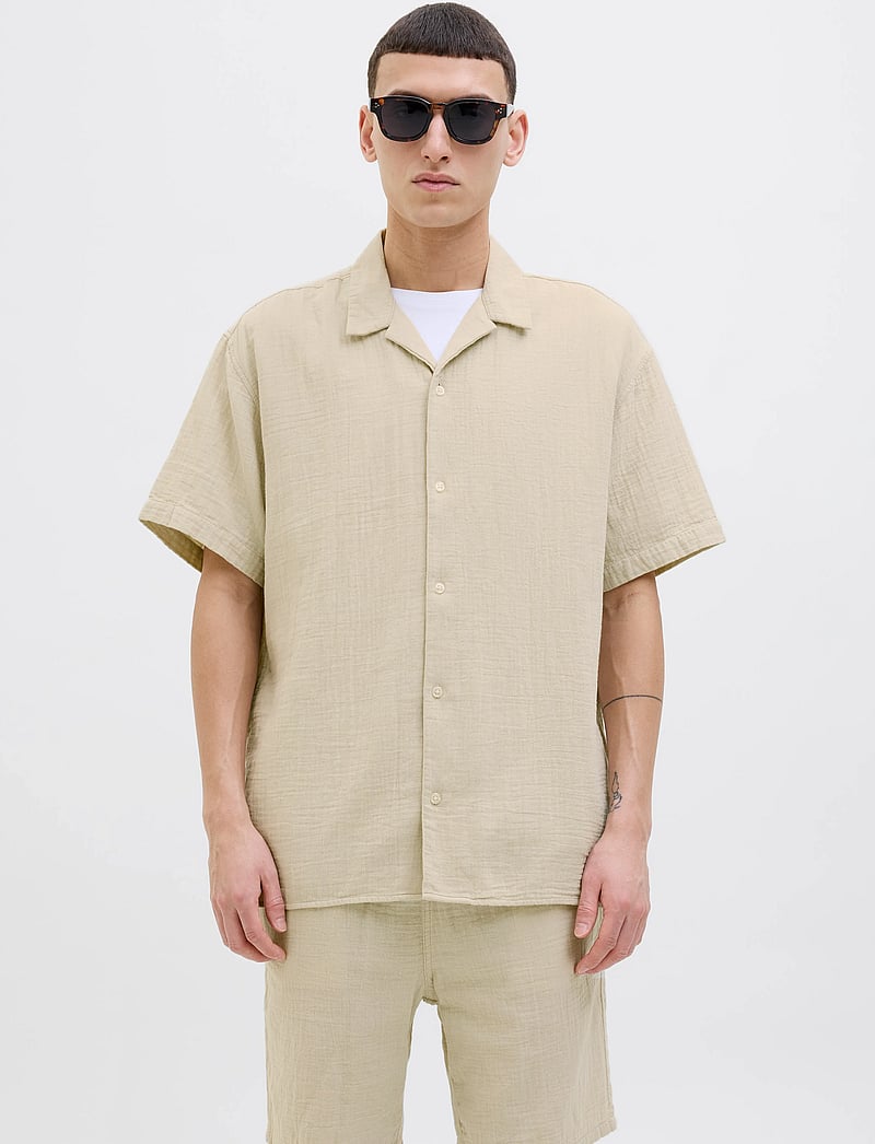 Jack & Jones - JOREASTER PATRAS RESORT SHIRT SS LN - chemises à manches courtes - safari - 0
